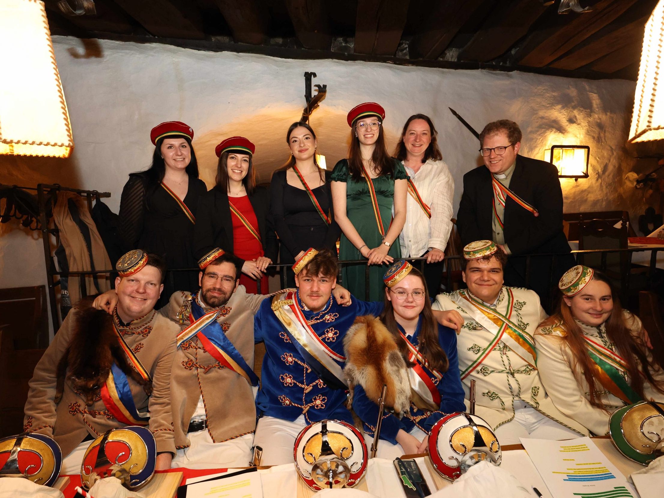 Die Chargierten, darunter das Kommerspräsidium Xaver Gunz, Marie Hammerer und Nico Galehr, mit Dompfarrer Fabian Jochum und der AV Claudiana Innsbruck.