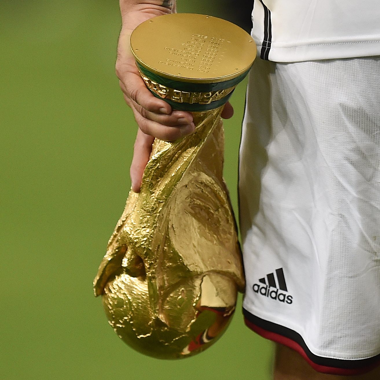 Bei allen WM- und EM-Titeln des DFB waren die drei Streifen von Adidas auf dem Trikot - Im Bild Lukas Podolski beim WM-Sieg 2014 in Brasilien.