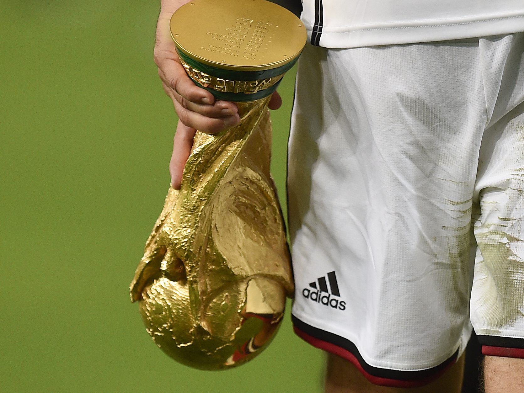 Bei allen WM- und EM-Titeln des DFB waren die drei Streifen von Adidas auf dem Trikot - Im Bild Lukas Podolski beim WM-Sieg 2014 in Brasilien. Bei allen WM- und EM-Titeln des DFB waren die drei Streifen von Adidas auf dem Trikot - Im Bild Lukas Podolski beim WM-Sieg 2014 in Brasilien.