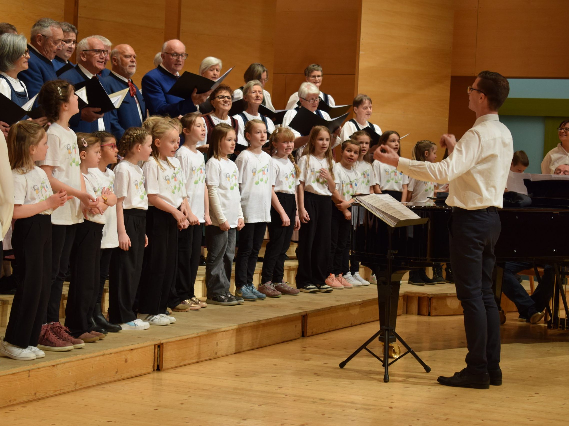200 kleine und große Sängerinnen und Sänger begeisterten beim Chorfenster in Schwarzenberg.