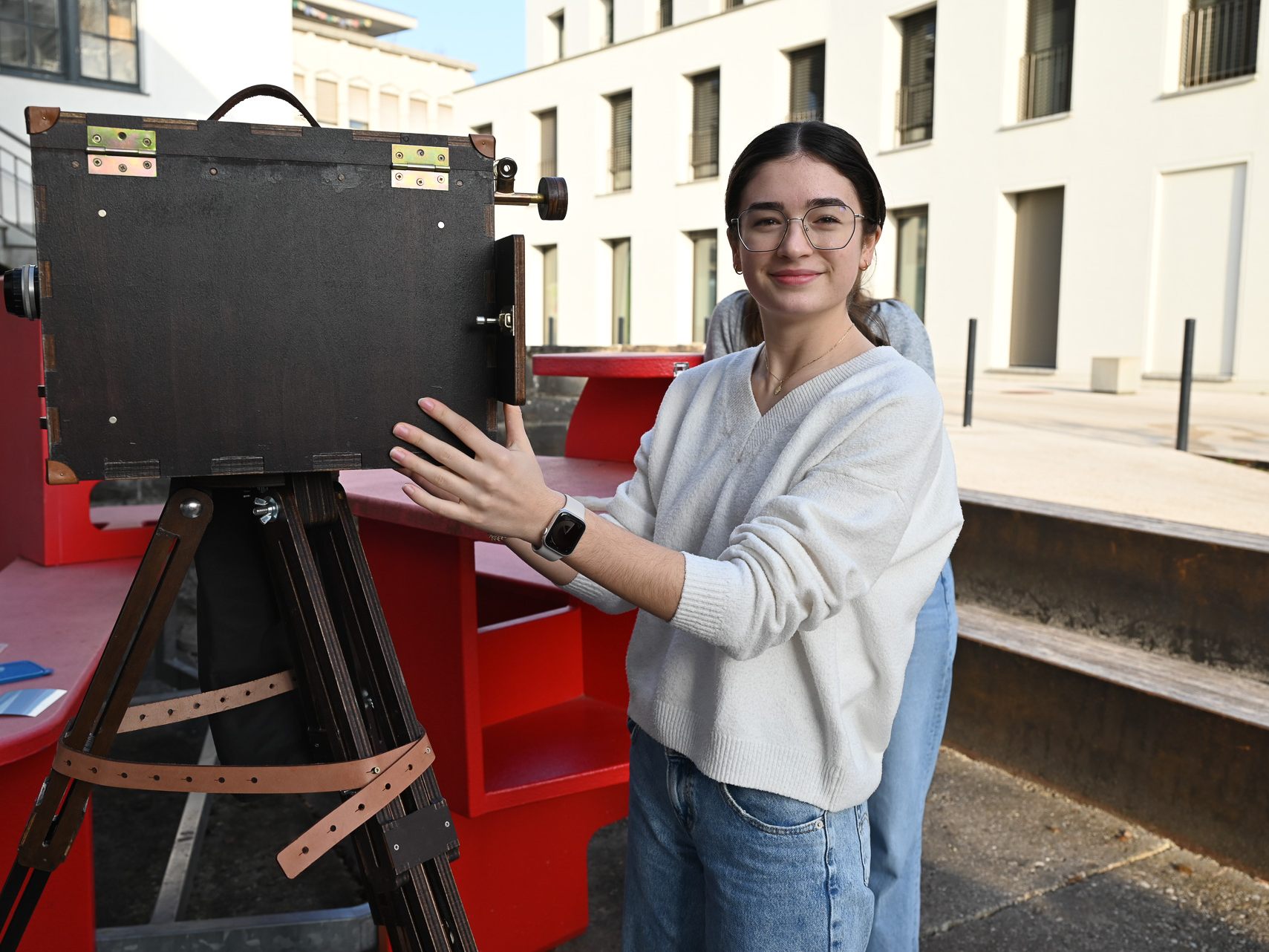 Nadja Unger ist eine von sechs Schülern, die im Zuge des Wahlpflichtfaches das analoge Fotografieren lernt. Nadja Unger ist eine von sechs Schülern, die im Zuge des Wahlpflichtfaches das analoge Fotografieren lernt.