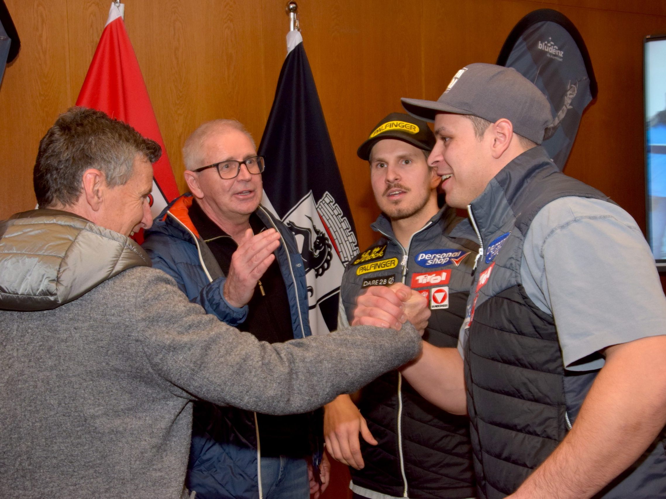 Die beiden Fußball-Legenden Günter Berchtold (l.) und Harald Schuster gratulieren Jonas Müller (r.) und Thomas Steu. Die beiden Fußball-Legenden Günter Berchtold (l.) und Harald Schuster gratulieren Jonas Müller (r.) und Thomas Steu.