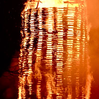 Der Funken in Gamprätz brannte zur Freude der vielen Besucher lichterloh.
