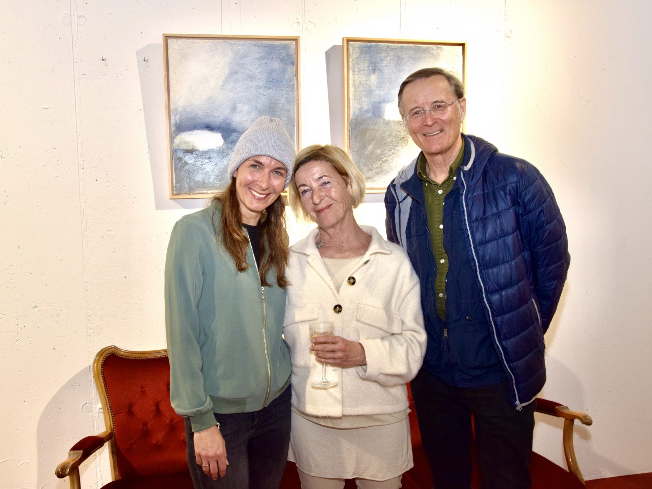 Renate Wittwer und Roland Haas mit ihrer gemeinsamen Tochter Angelika Grabher-Wittwer in der Kukuphi-Ausstellung