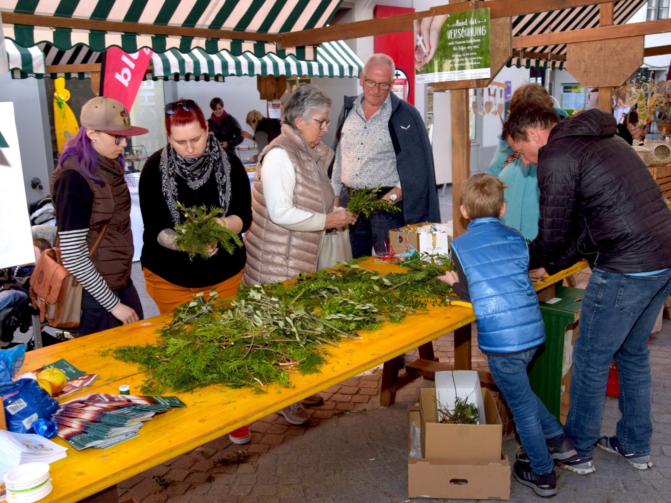 Margarethe Gantner mit Enkelin Lina beteiligten sich am Palmbuschenbinden in der Bludenzer Altstadt.