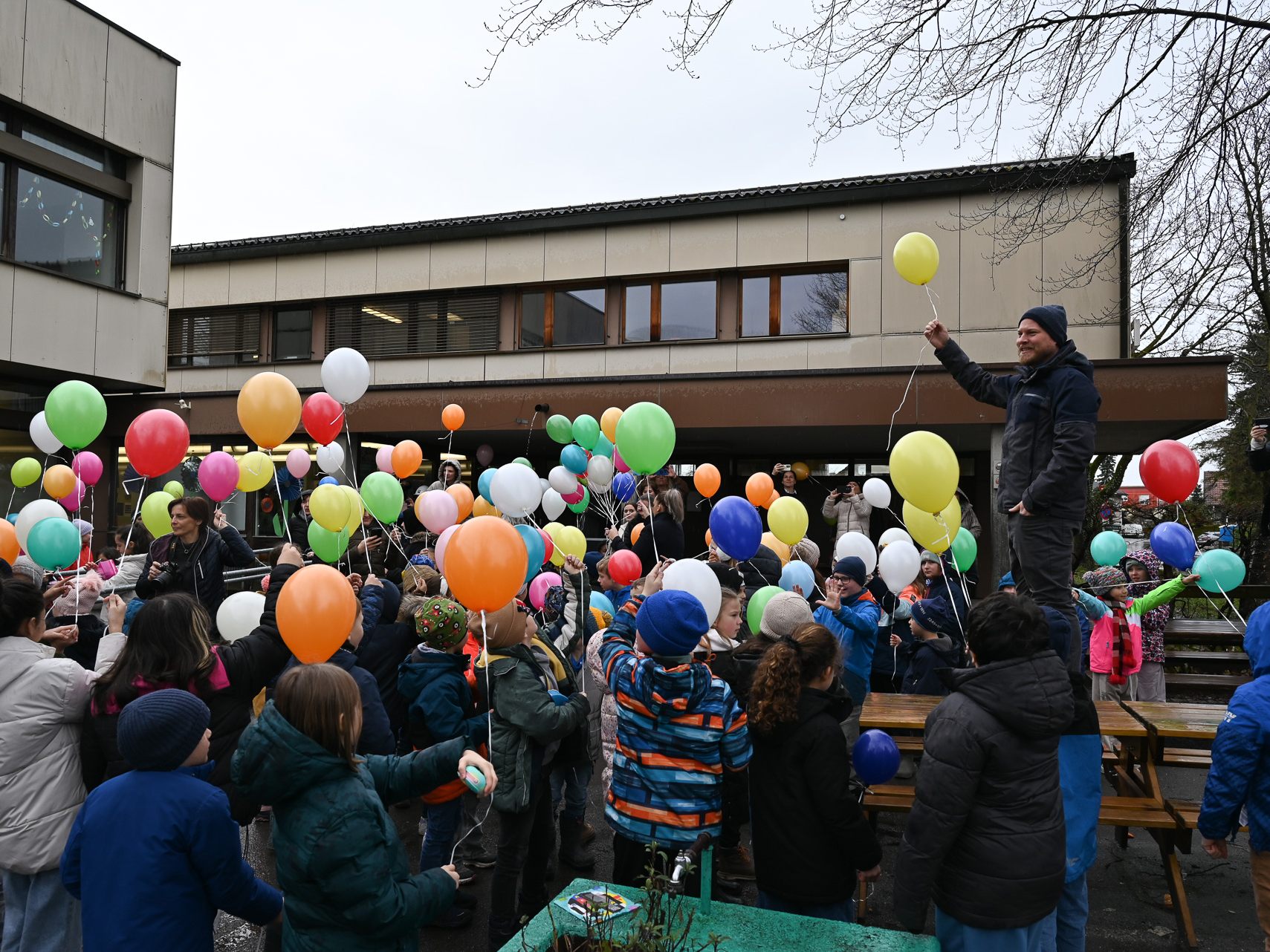 Am Mittwoch fand der letzte Schultag für die Schüler der Volksschule Rotkreuz statt. Der Abschied wurde gebührend von allen gefeiert. Am Mittwoch fand der letzte Schultag für die Schüler der Volksschule Rotkreuz statt. Der Abschied wurde gebührend von allen gefeiert.