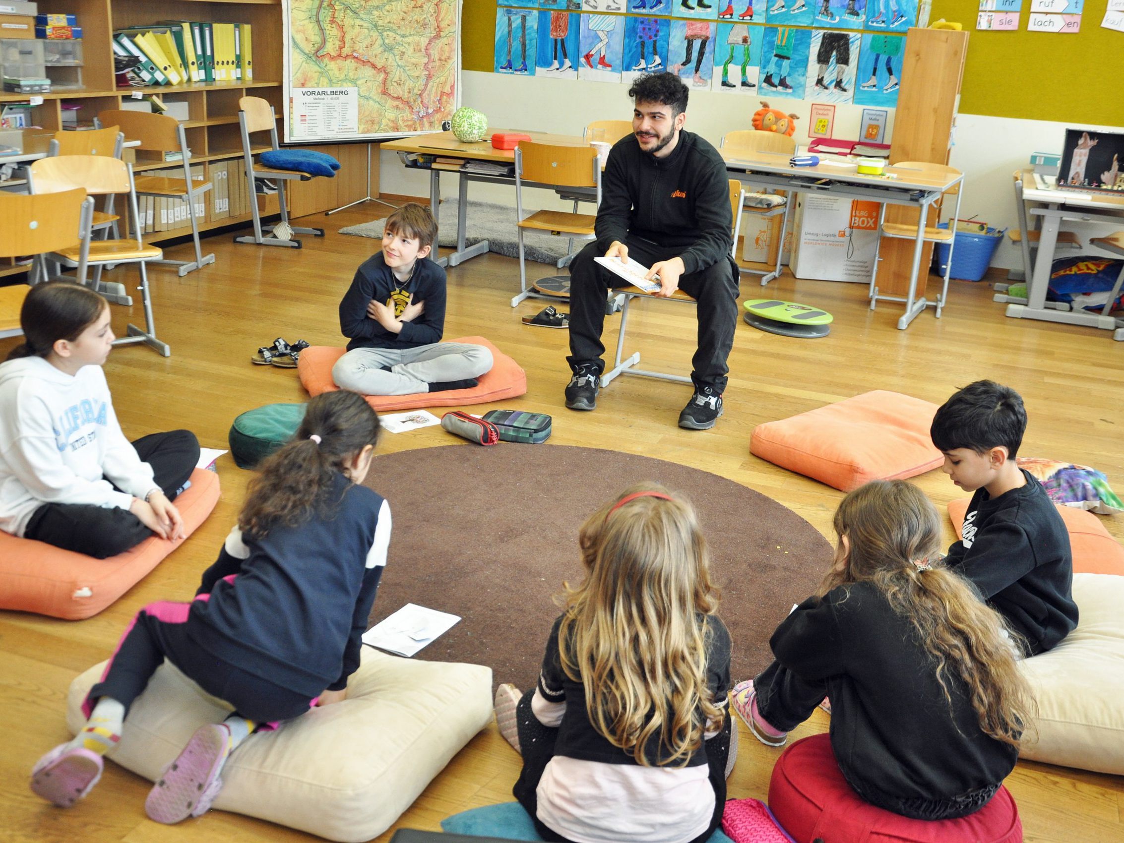 Ehemalige Schüler der VS Wallenmahd waren beim Lesetag als Vorleser im Einsatz. Ehemalige Schüler der VS Wallenmahd waren beim Lesetag als Vorleser im Einsatz.