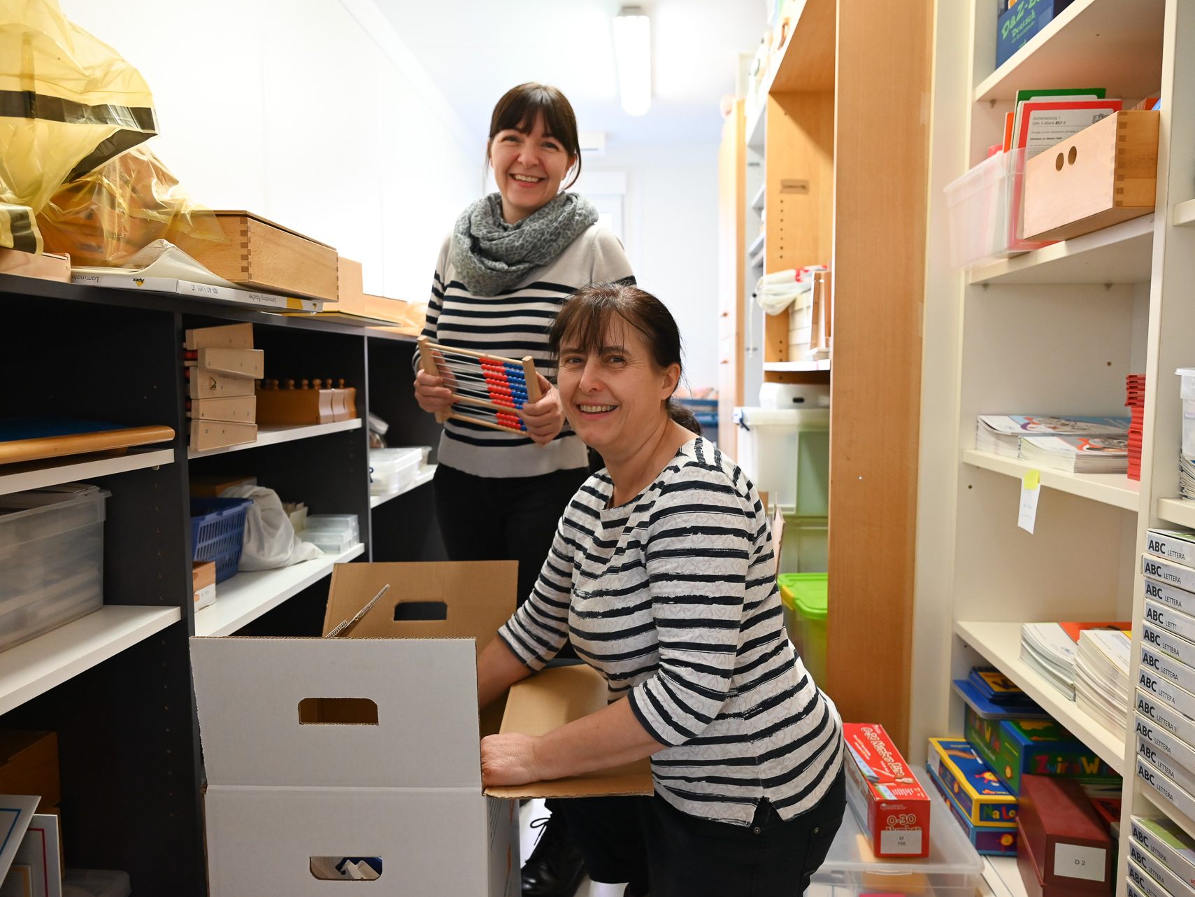 Die Umzugswoche der Volksschule Rotkreuz an die Schule am Schlatt hat begonnen. Margot Galehr-Berchtold und Verena Hagen schaffen Ordnung im neuen Lehrmittelzimmer. Die Umzugswoche der Volksschule Rotkreuz an die Schule am Schlatt hat begonnen. Margot Galehr-Berchtold und Verena Hagen schaffen Ordnung im neuen Lehrmittelzimmer.
