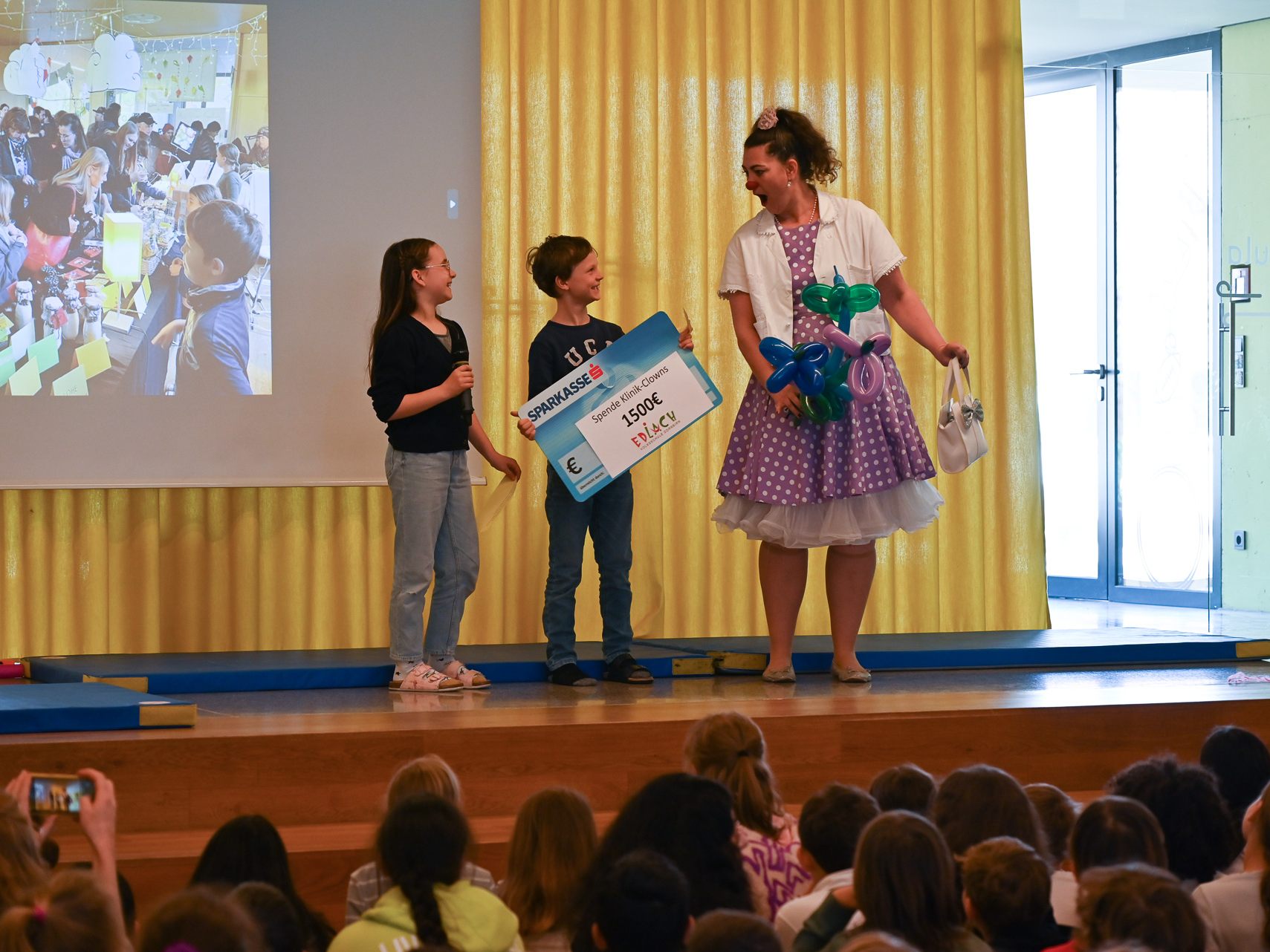Marie Schrattner und Luis Fertschnig überreichten stellvertretend für alle Schüler der VS Edlach Clownin Dr. Serafine von Tüpfle den Scheck. Marie Schrattner und Luis Fertschnig überreichten stellvertretend für alle Schüler der VS Edlach Clownin Dr. Serafine von Tüpfle den Scheck.