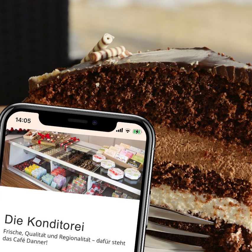 Das Café bietet neben Kaffeespezialitäten auch Snacks, Kuchen, Torten und Pralinen.