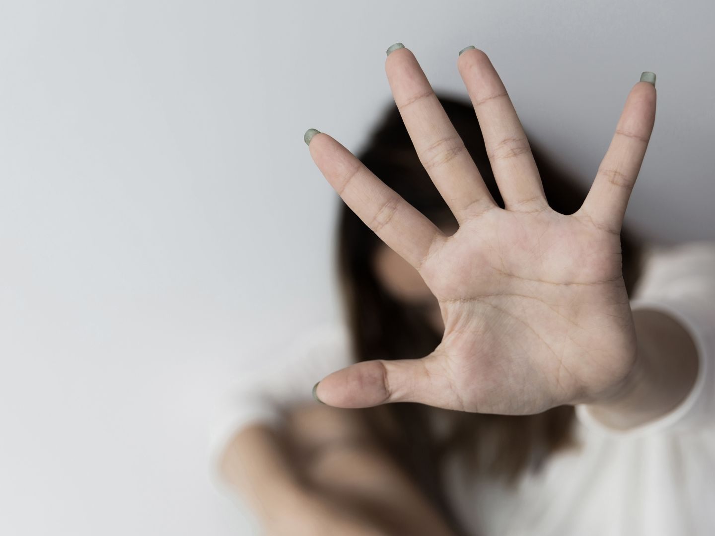 Ein Frau wurde über fast ein Jahr täglich von ihrem Partner geohrfeigt, getreten und geschlagen.