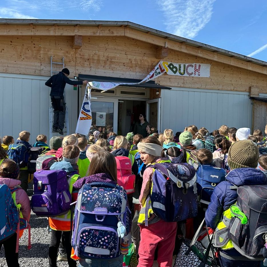 Die Andelsbucher Volksschüler nahmen Abschied von der Containerschule.