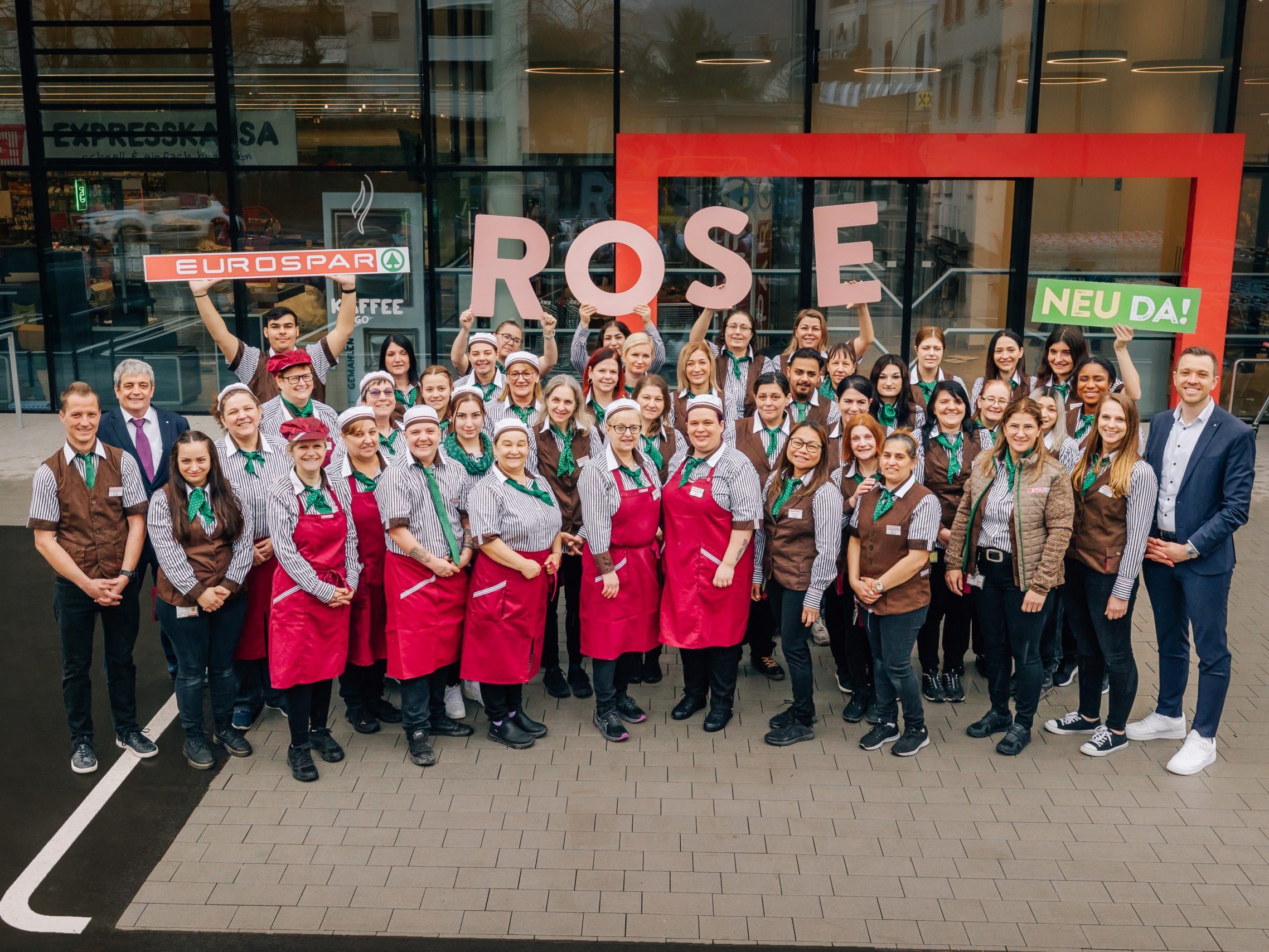 Marktleiter Georg Kalb (li.) und Marktleiter-Stellvertreterin Magdalena Lammer (2. von re.) können auf ihr bewährtes Team setzen: rund 60 Mitarbeitende sind für ihre Kund:innen da! Auf dem Bild: re. Leiter der Filialorganisation Thomas Gapp, 2. von li. Filialgebietsleiter Markus Moosmann