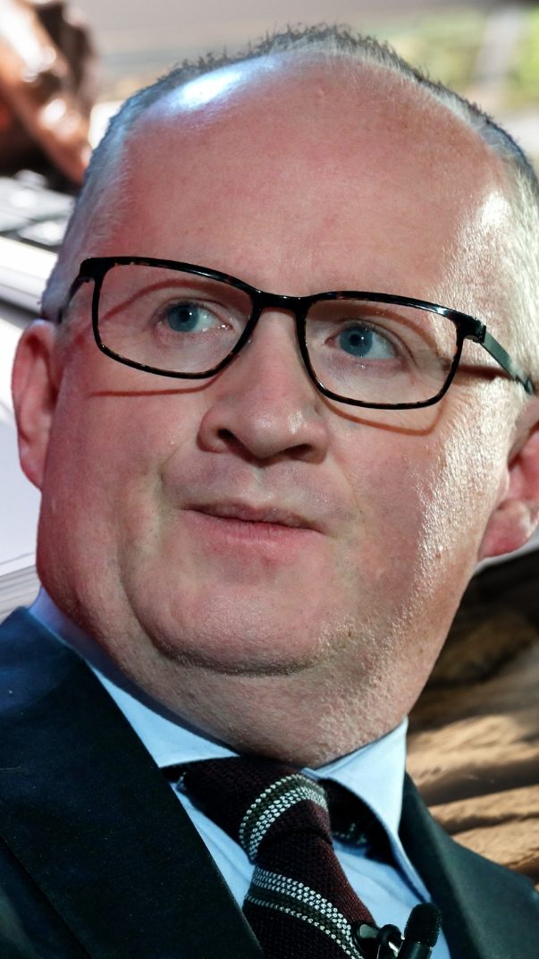 Die Europäische Zentralbank (EZB) steuert aus Sicht ihres Chefvolkswirts Philip Lane voraussichtlich auf eine erste Zinssenkung bis Ende Juni zu.