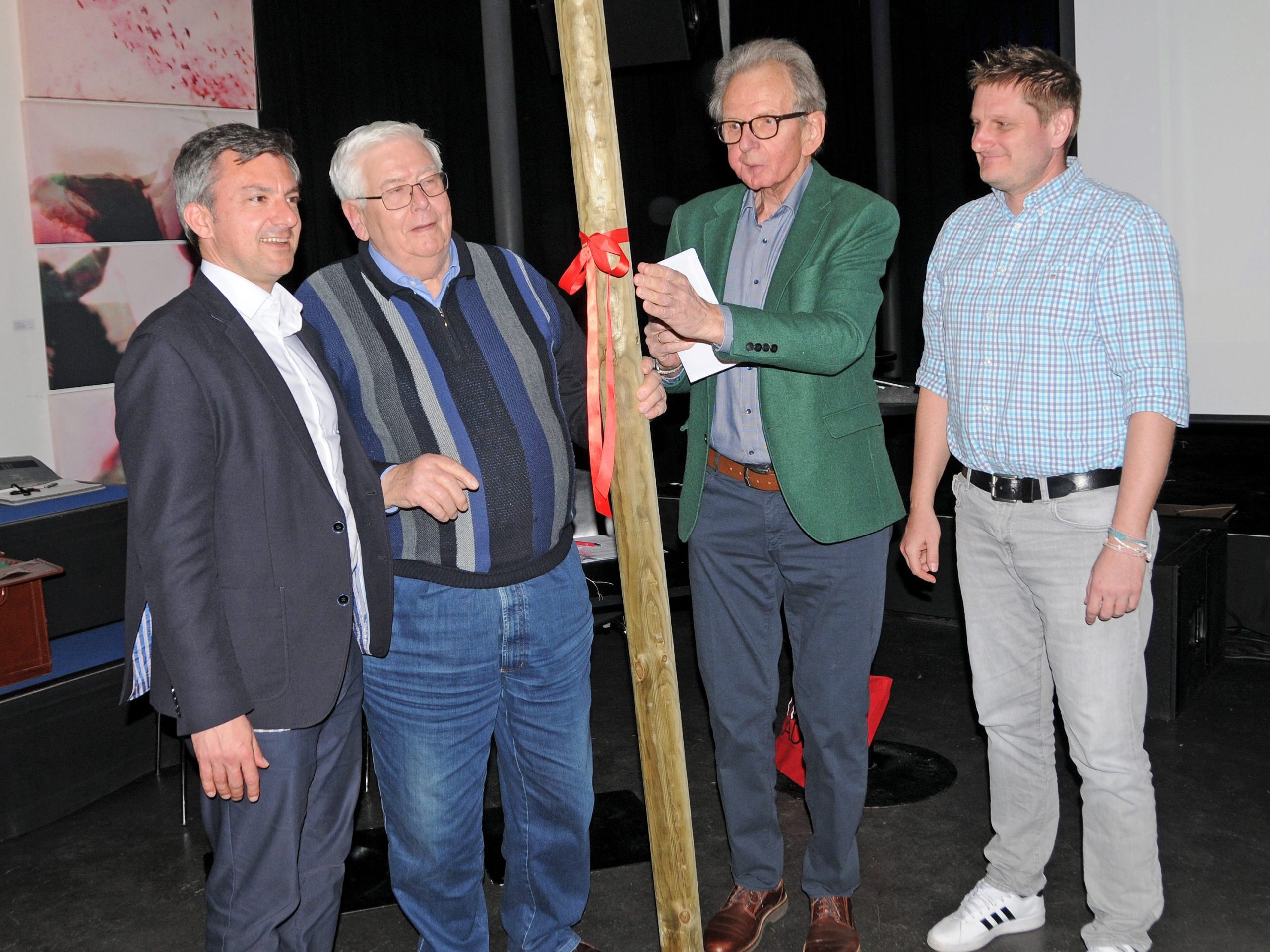 Baumpfahl samt Baumgutschein für Ehrenmitglied Oswald Dörler (84), der dem Vereinn62 Jahre lang als Kassier gedient hatte. Obmann Ingo Türr (rechts), Vize Rudolf Heinzle und Bürgermeister Martin Staudinger.