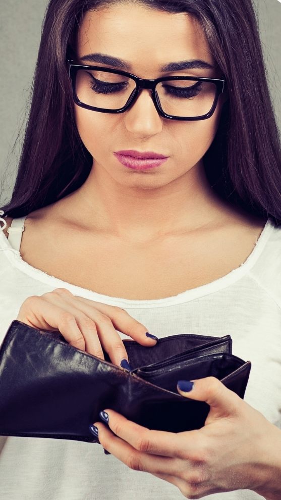 Auch inflationsbereinigter Konsum und Sparquote gingen zurück.