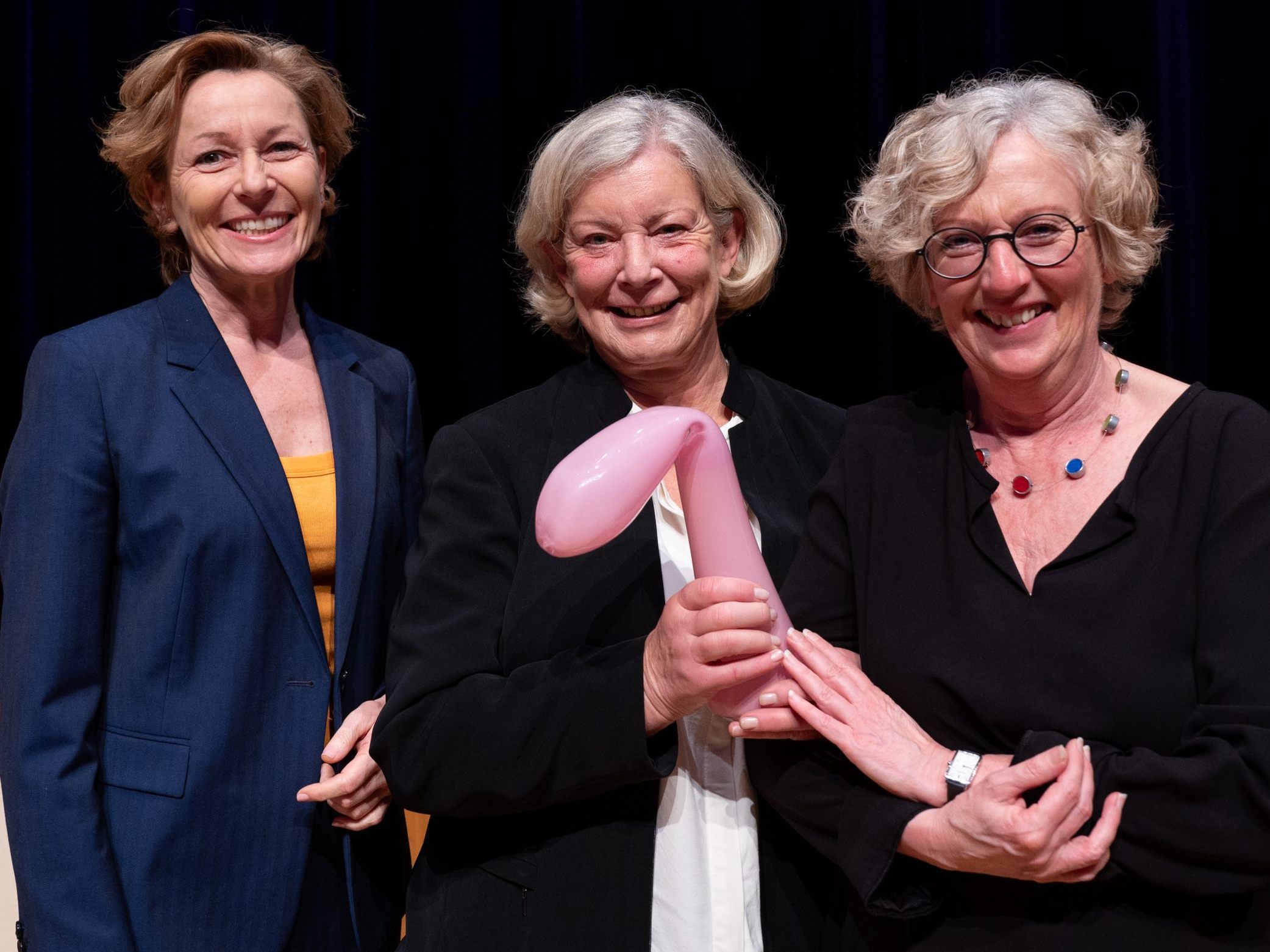 Landesrätin Martina Rüscher, Preisträgerin Gabriele Sprickler-Falschlunger und Landesrätin Katharina Wiesflecker. Landesrätin Martina Rüscher, Preisträgerin Gabriele Sprickler-Falschlunger und Landesrätin Katharina Wiesflecker.