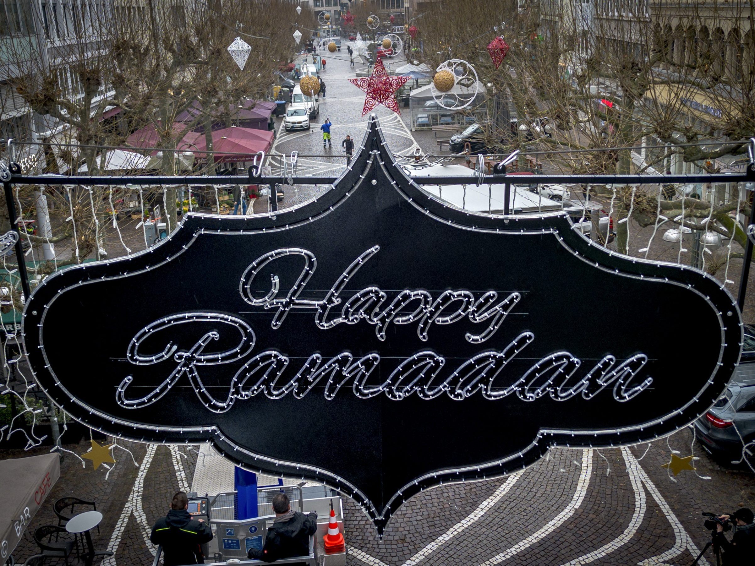 In Frankfurt wurde bereits Ramadan-Deko aufgehängt. In Frankfurt wurde bereits Ramadan-Deko aufgehängt.