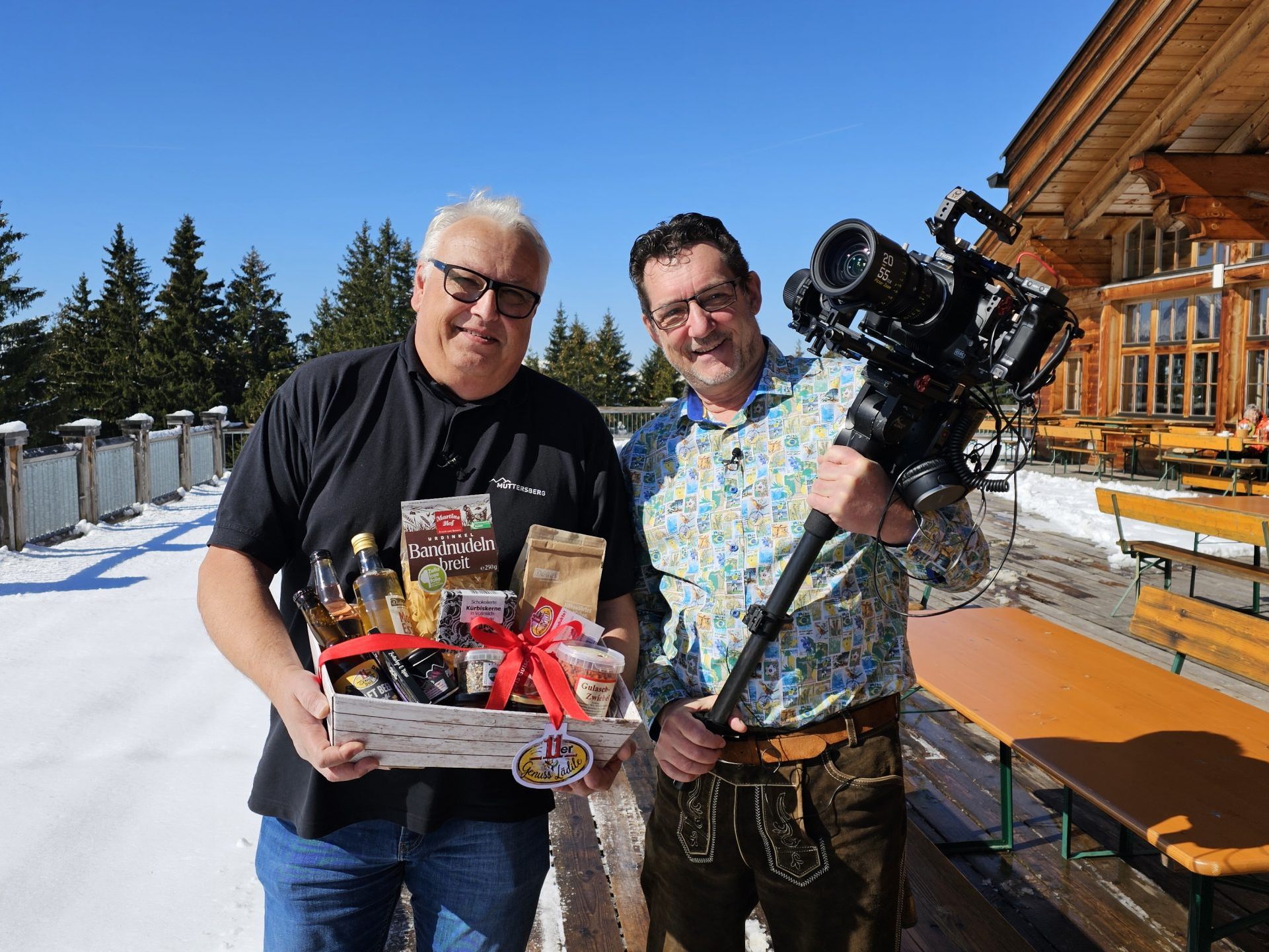 Muttersberg Seilbahn Geschäftsführer Hansi Bandl (li) ist zu Gast in der TV Gondel bei Andreas Seeburger. (re) Muttersberg Seilbahn Geschäftsführer Hansi Bandl (li) ist zu Gast in der TV Gondel bei Andreas Seeburger. (re)