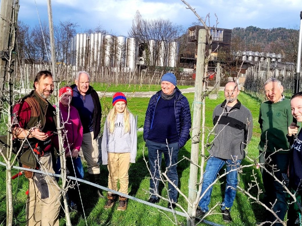 Unter dem Motto „Gesunde Bäume – reiche Ernte“ trafen sich interessierte Obstbaumbesitzer im Obsthof Leiblachtal zu einem professionell geleiteten Baumschnittkurs