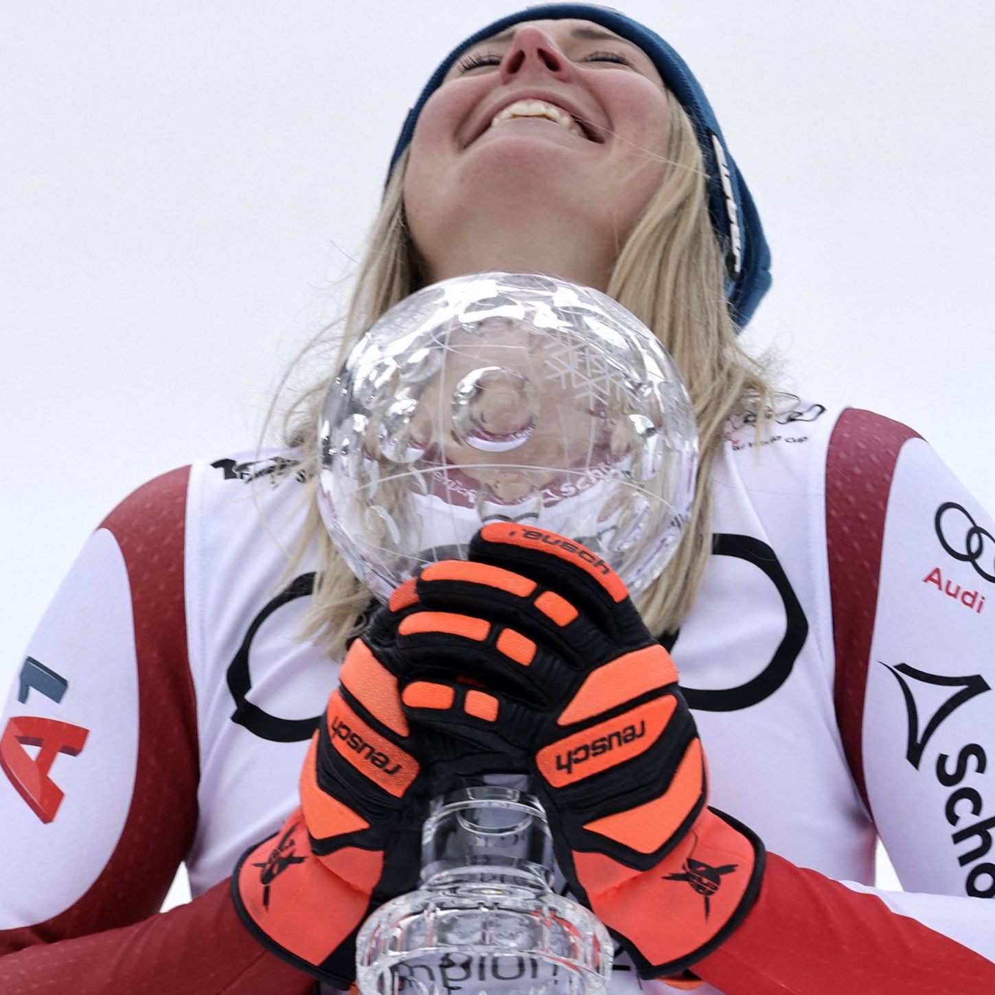 Cornelia Hütter jubelt über den sieg in der Abfahrt und den Gewinn der Kristallkugel.
