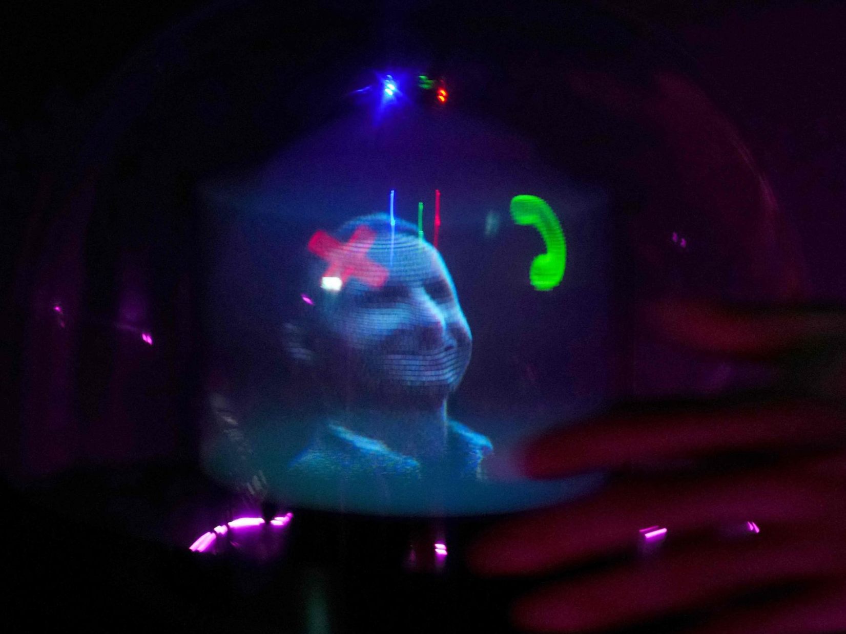 Auf dem Mobile World Congress (MWC) in Barcelona am 26. Februar 2024 präsentiert die Deutsche Telekom AG ein KI-generiertes Hologramm namens “Conceptt”, das einen Videoanruf signalisiert.