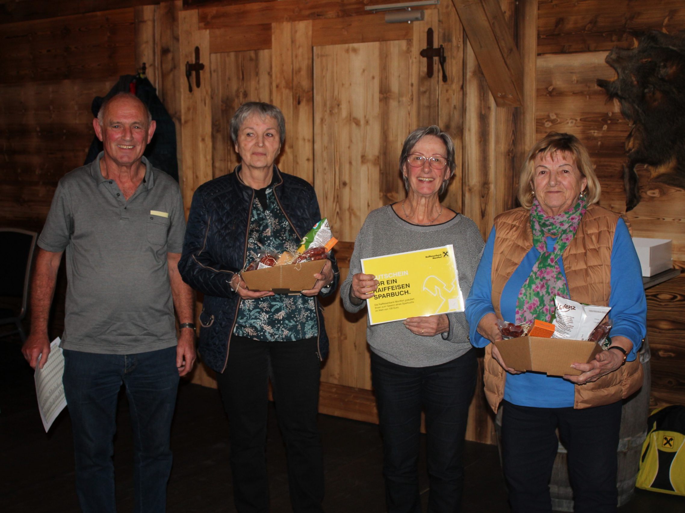 Obmann Hermann Begle mit dem Siegertrio Melitta Burtscher, Maria Irgang und Rosa De Carli. Obmann Hermann Begle mit dem Siegertrio Melitta Burtscher, Maria Irgang und Rosa De Carli.