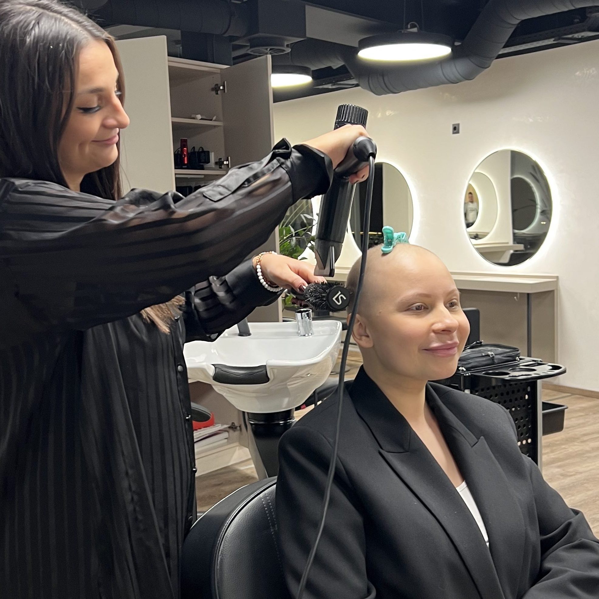 Blowout beim Friseur: Ihren Humor hat sie nie verloren.