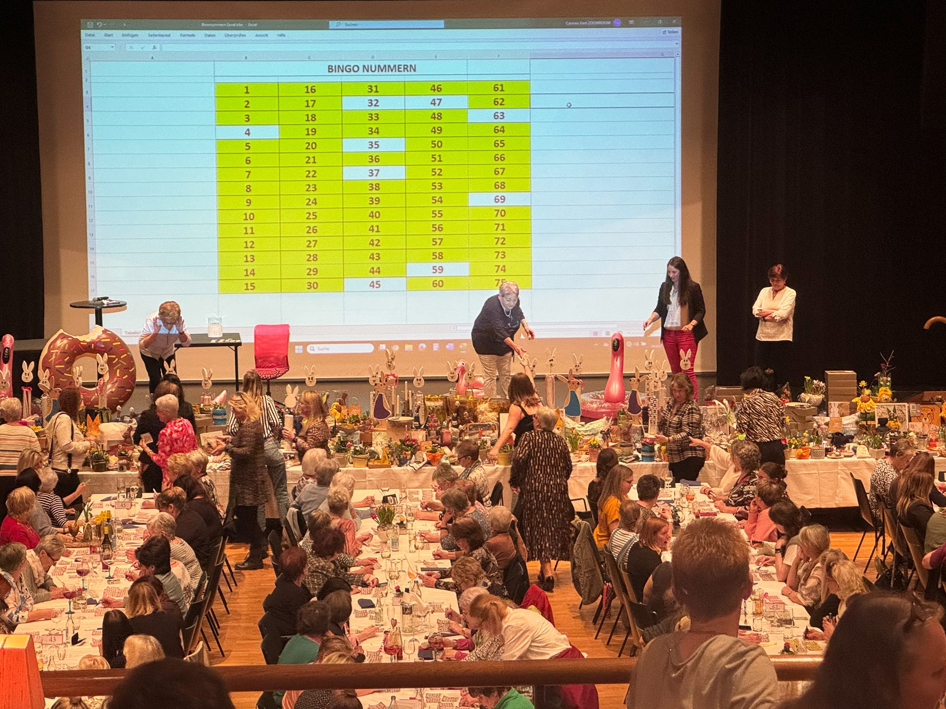 Volles Haus herrschte am Mittwochabend beim Bingo-Abend der Freyo Froua im Reichshofsaal. Volles Haus herrschte am Mittwochabend beim Bingo-Abend der Freyo Froua im Reichshofsaal.