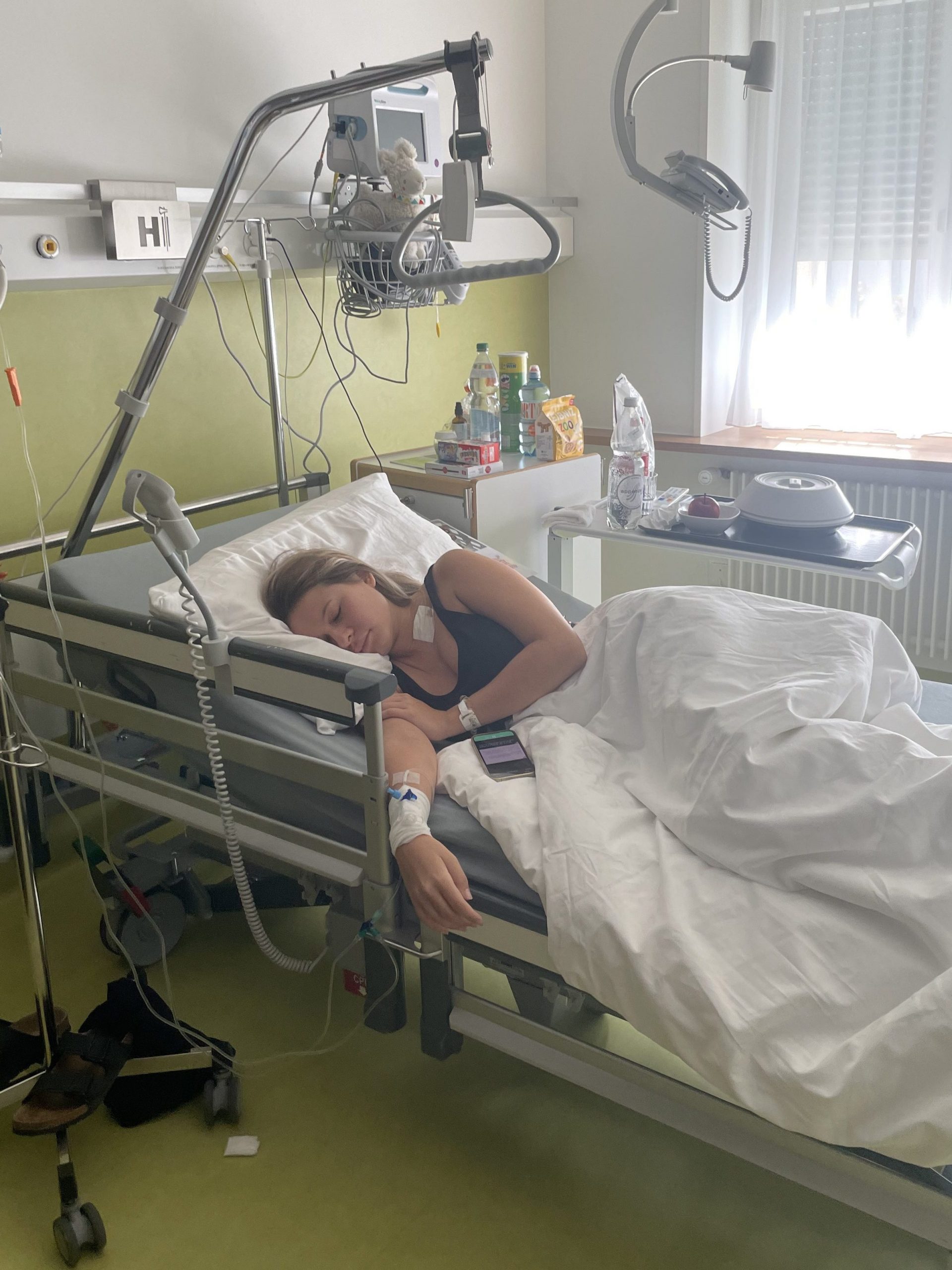 Sara bei ihrer ersten Chemotherapie. "Ich hatte keine Kraft für gar nichts". 