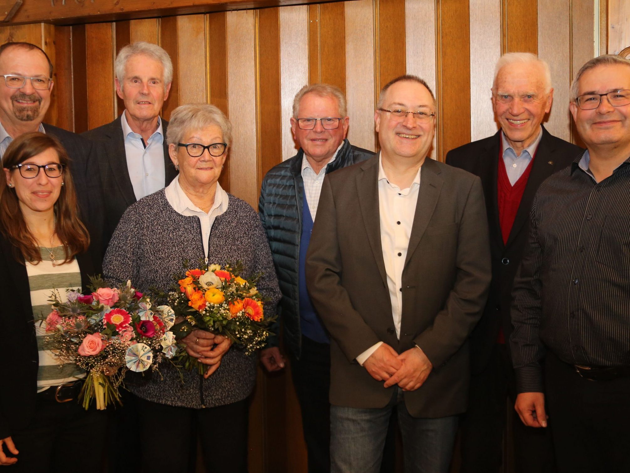 Jubilare und Gratulanten - v. l.: Bgmst. Ing. Rainer Siegele, Chorleiterin Stephanie Breuss, Ludwig Stark (70 Jahre Mitgliedschaft), Agnes Loacker und Walter Staudacher (40 Jahre Mitgliedschaft), Obmann Wolfgang Pfattner, Irmbert Pointner (70 Jahre Mitgliedschaft) und Pfarrmoderator Romeo Pal. Jubilare und Gratulanten - v. l.: Bgmst. Ing. Rainer Siegele, Chorleiterin Stephanie Breuss, Ludwig Stark (70 Jahre Mitgliedschaft), Agnes Loacker und Walter Staudacher (40 Jahre Mitgliedschaft), Obmann Wolfgang Pfattner, Irmbert Pointner (70 Jahre Mitgliedschaft) und Pfarrmoderator Romeo Pal.