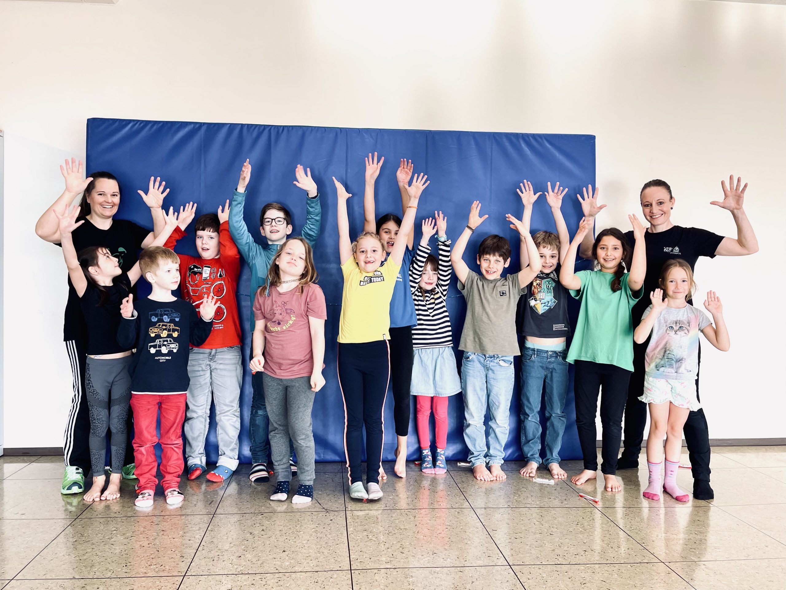 Kinder lernen spielerisch einen respektvollen Umgang und ein selbstbewusstes Auftreten Kinder lernen spielerisch einen respektvollen Umgang und ein selbstbewusstes Auftreten