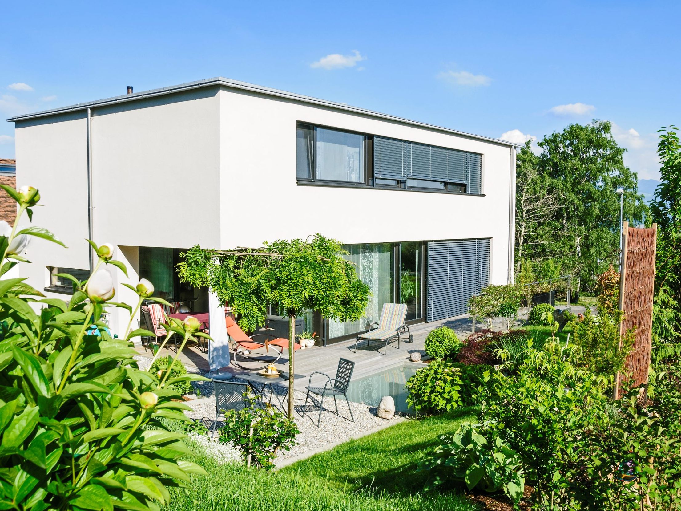 Im Grünen und im Eigentum wohnen die Österreicher glücklicher.