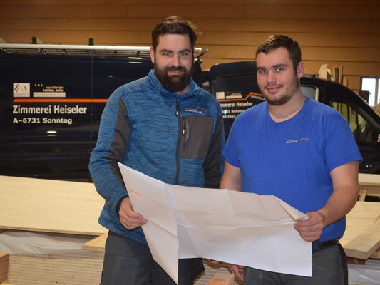 Firmenchef Thomas Heiseler ist mit seinem Mitarbeiter Fabian Türtscher sehr zufrieden.