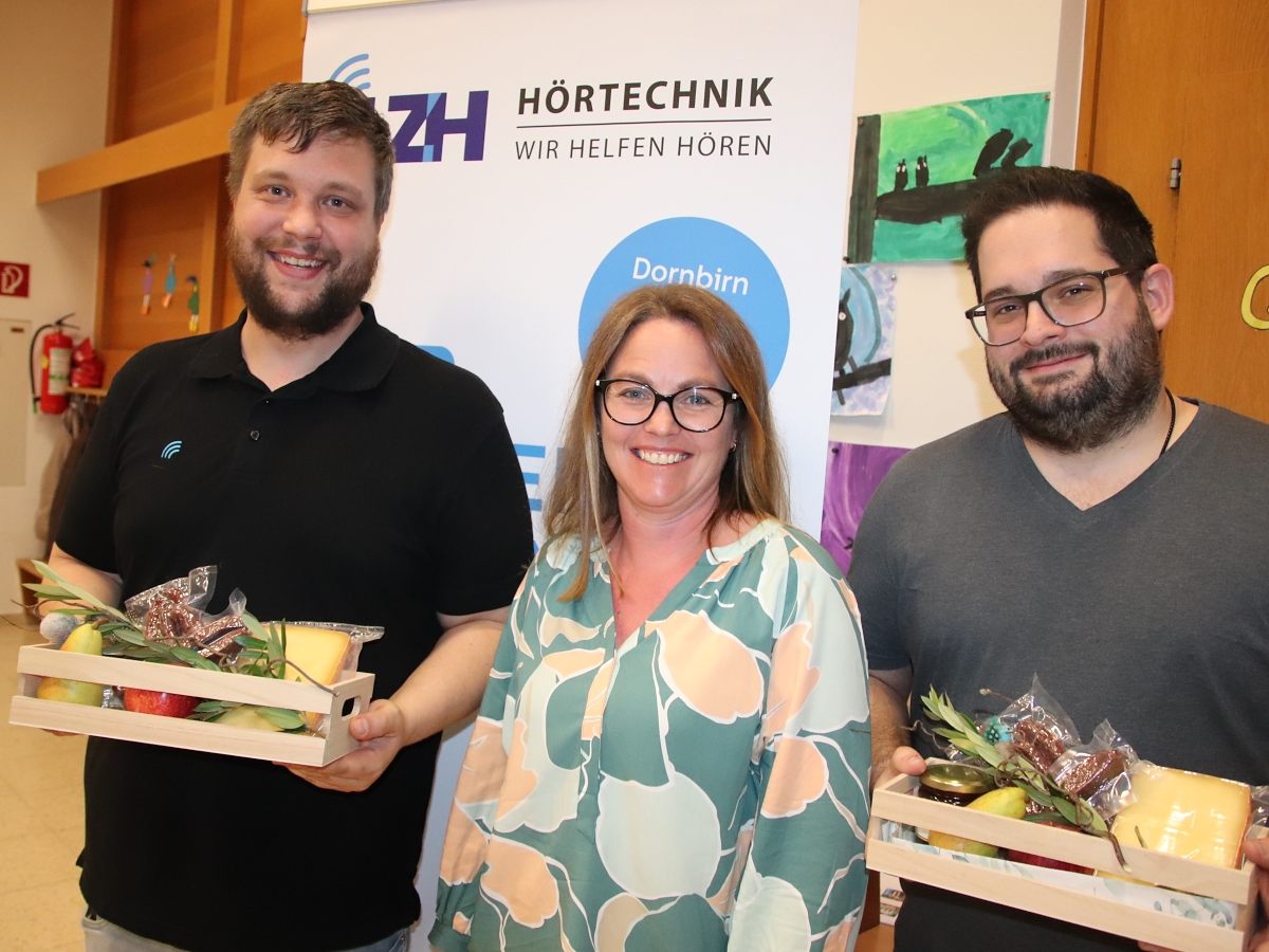Obfrau Claudia Gunz inmitten der Hörtechniker Peter Moosbrugger und Patrick Reindl. Obfrau Claudia Gunz inmitten der Hörtechniker Peter Moosbrugger und Patrick Reindl.