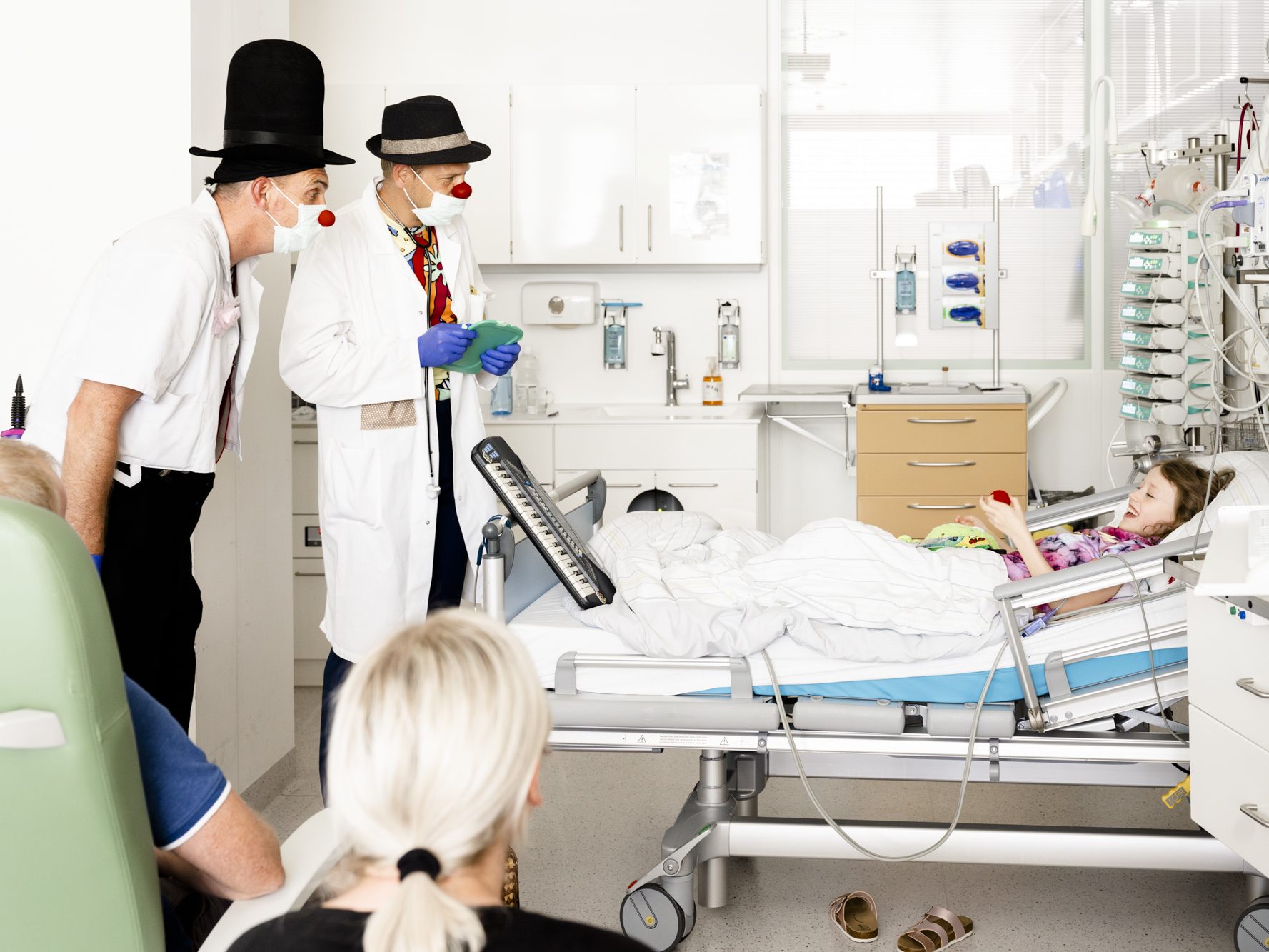 Das Charity-Kabarett „buggla“ von und mit Markus Lins und Manfred Kräutler brachte die Gäste im Panoramasaal des LKH Feldkirch zum Lachen – und den CliniClowns eine beachtliche Spende.