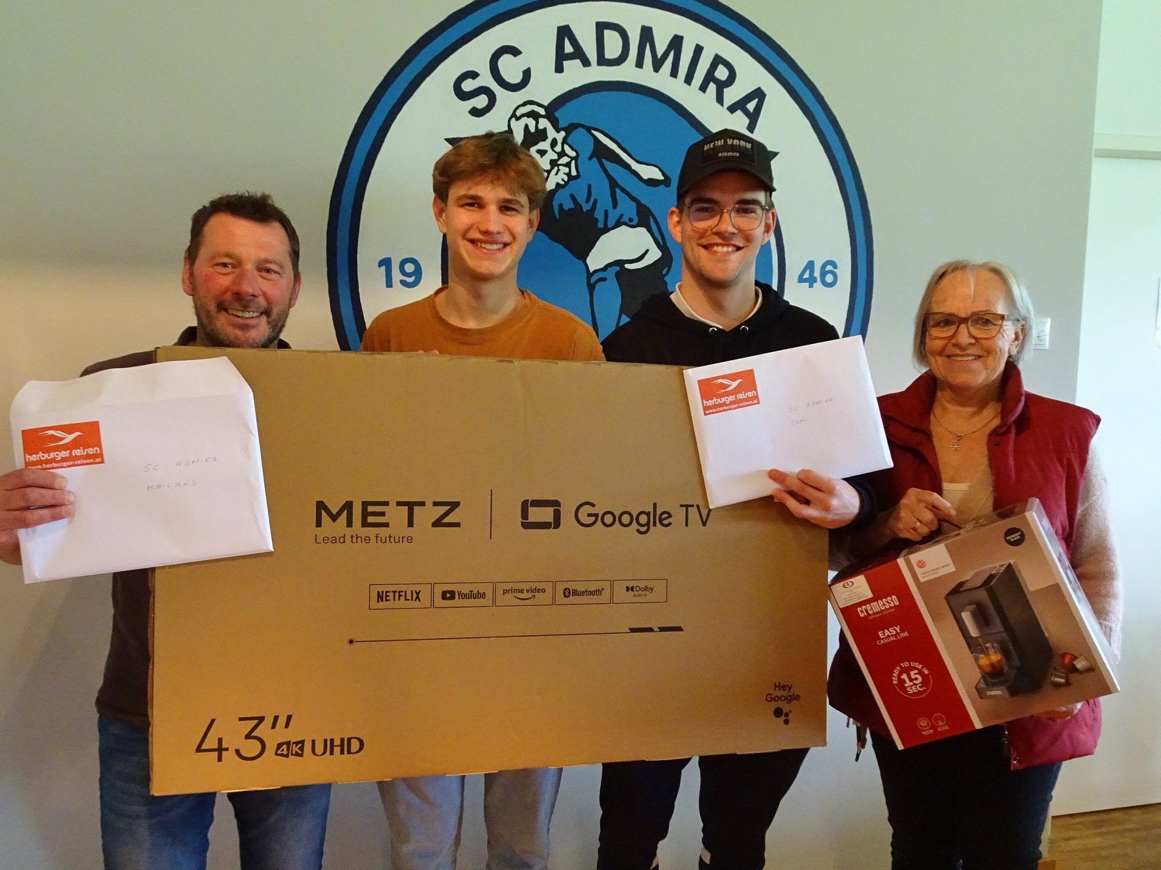 Die stolzen Hauptgewinner beim Admira-Preisjassen Markus Moll, Gabriel Vogel, Jeremy Thurnher und Brigitte Parth.