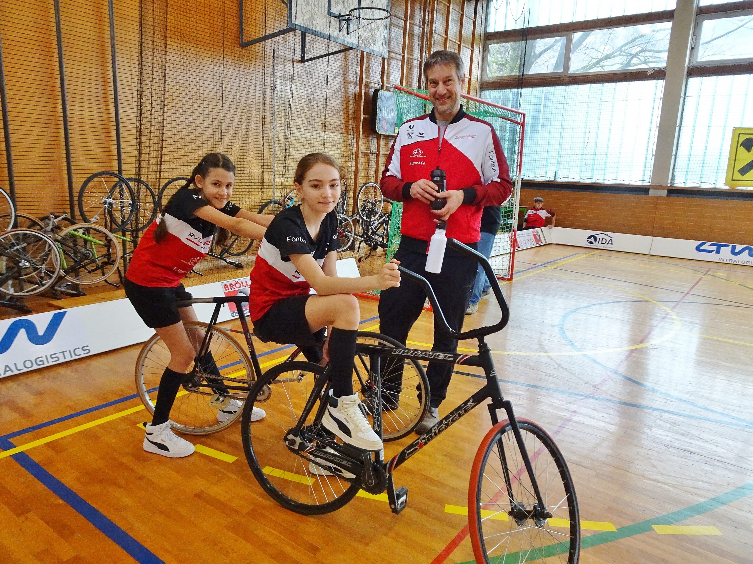 Radball-Trainer Christian Feurstein ist stolz mit Amelie Rusch und Frieda Rümmele zwei ambitionierte junge Damen im Vereinsnachwuchs zu haben. Radball-Trainer Christian Feurstein ist stolz mit Amelie Rusch und Frieda Rümmele zwei ambitionierte junge Damen im Vereinsnachwuchs zu haben.