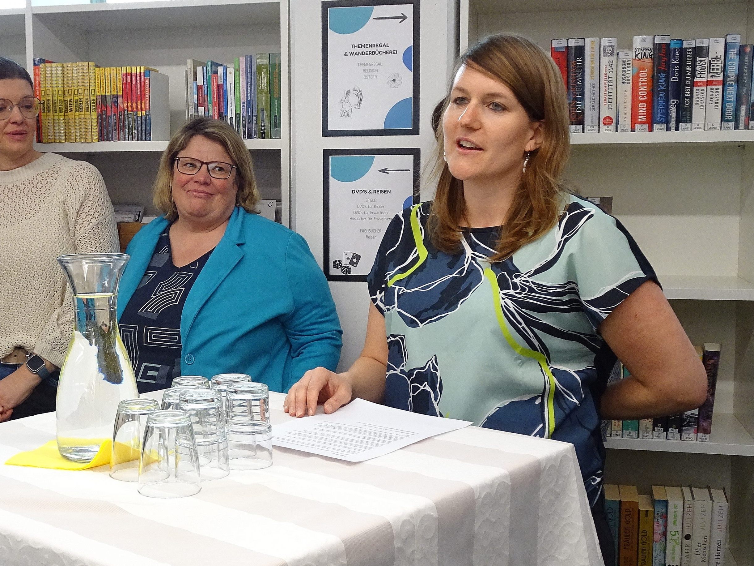 Büchereileiterin Agnes Klotz begrüßte zahlreiche Gäste bei der Wiedereröffnung der Hatler Bibliothek. Büchereileiterin Agnes Klotz begrüßte zahlreiche Gäste bei der Wiedereröffnung der Hatler Bibliothek.