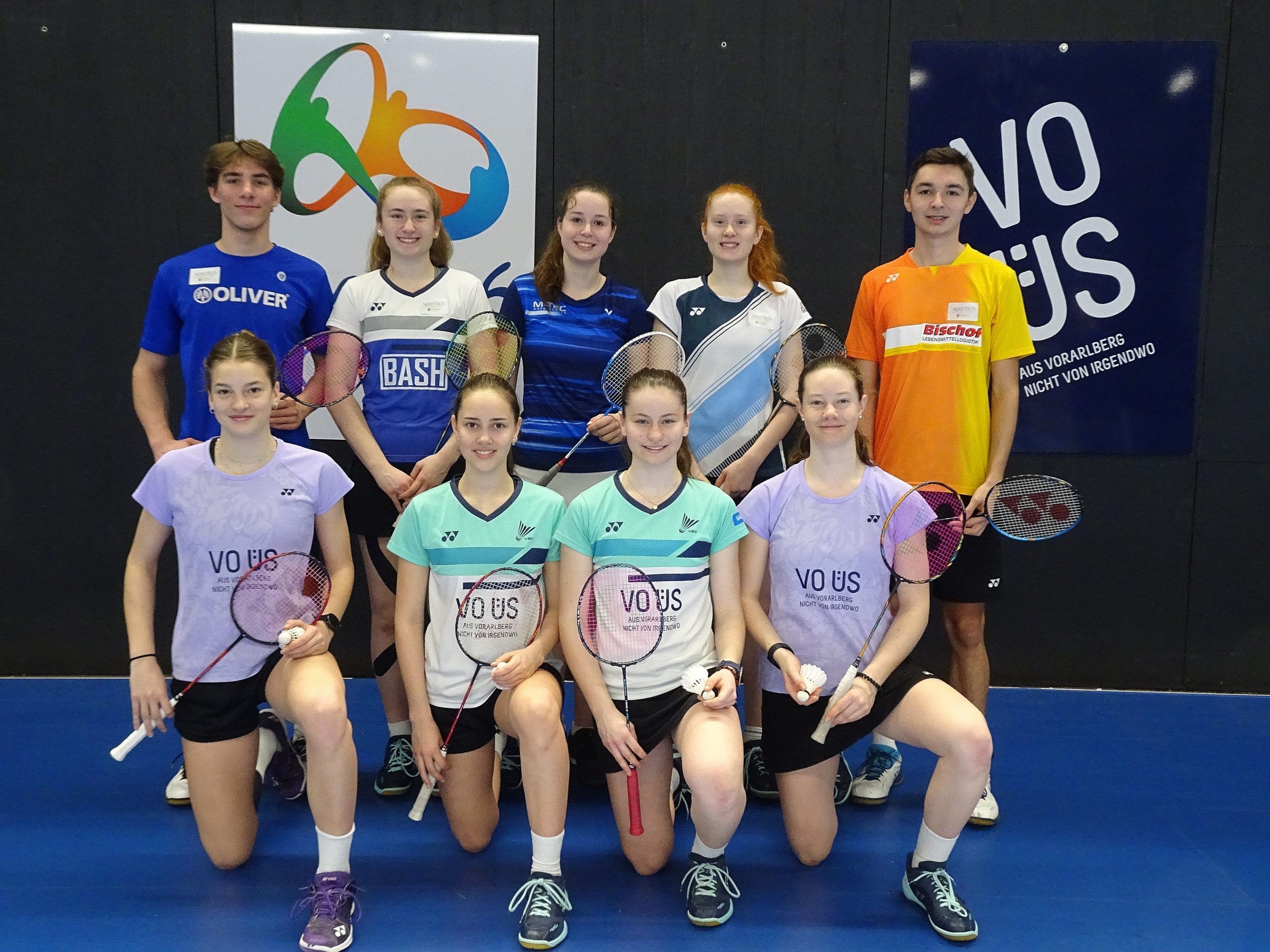 Der aktuelle VBV Kader: v.l. hintere Reihe: Jakob Rinner, Lena Rumpold, Sarah Dlapka, Anja Rumpold, Ilija Nicolussi / v.l. vordere Reihe: Amelie Thurnher, Jana Weissenbach, Matilda Simma, Fiona Scrinzi. Der aktuelle VBV Kader: v.l. hintere Reihe: Jakob Rinner, Lena Rumpold, Sarah Dlapka, Anja Rumpold, Ilija Nicolussi / v.l. vordere Reihe: Amelie Thurnher, Jana Weissenbach, Matilda Simma, Fiona Scrinzi.