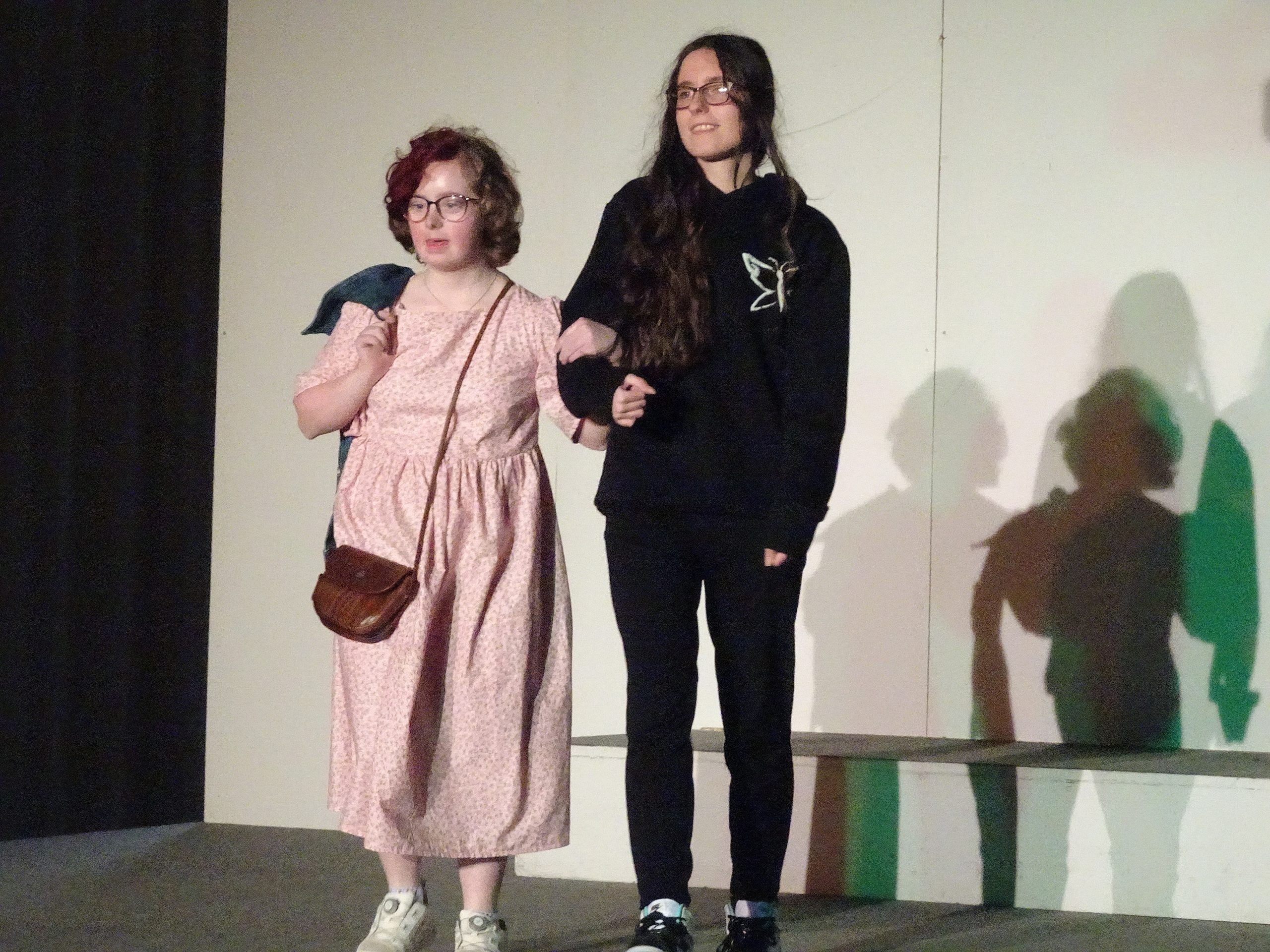 Voller Stolz und unter großem Applaus wurden die tollen Outfits bei der inklusiven Modenschau präsentiert. Voller Stolz und unter großem Applaus wurden die tollen Outfits bei der inklusiven Modenschau präsentiert.