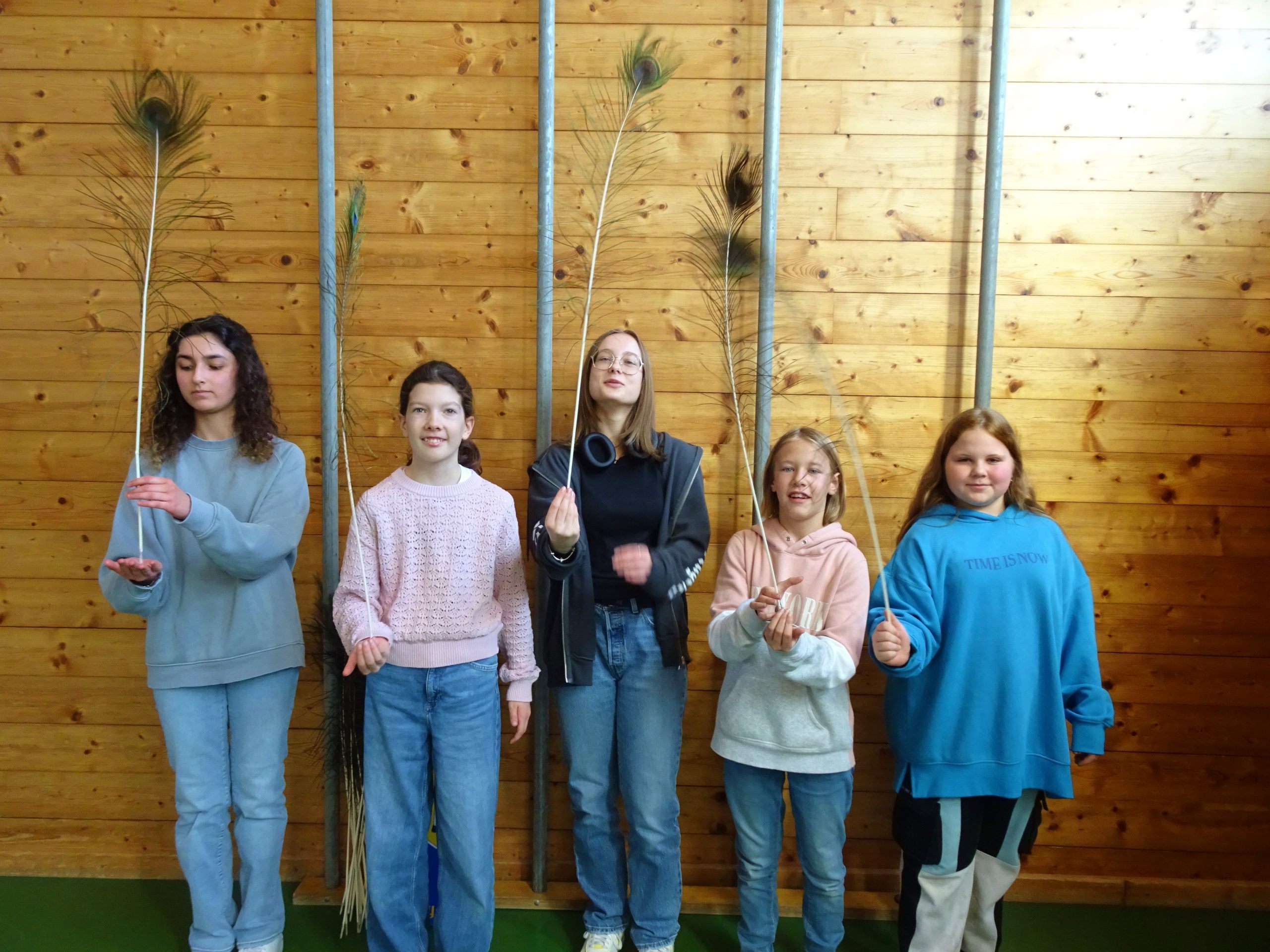 Sila, Aurelia, Anja, Aurelia und Jelena hatten viel Spaß beim Jonglieren mit Pfauenfedern. Sila, Aurelia, Anja, Aurelia und Jelena hatten viel Spaß beim Jonglieren mit Pfauenfedern.