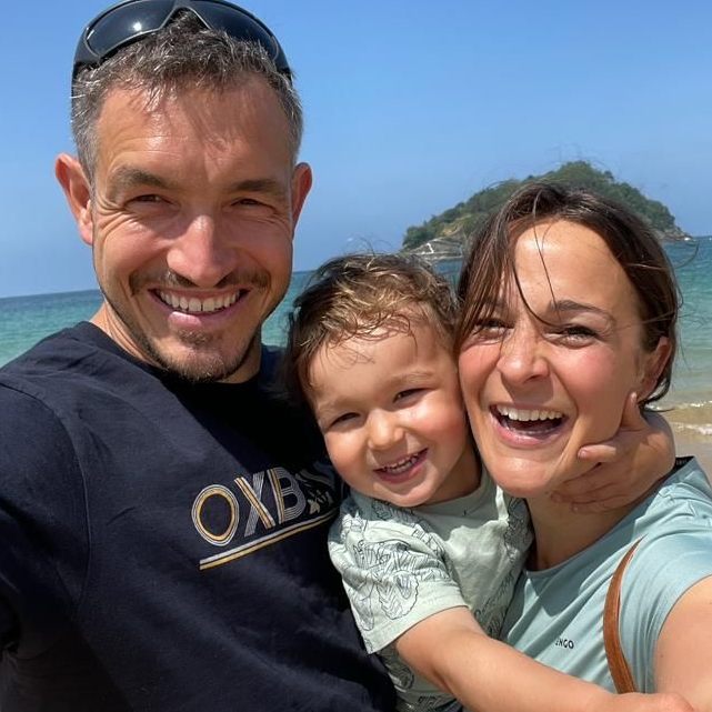 Ein Urlaubsschnappschuss aus Spanien: Manuel Wucher mit seiner Lebensgefährtin Christina und seinem Sohn Julius in San Sebastián.