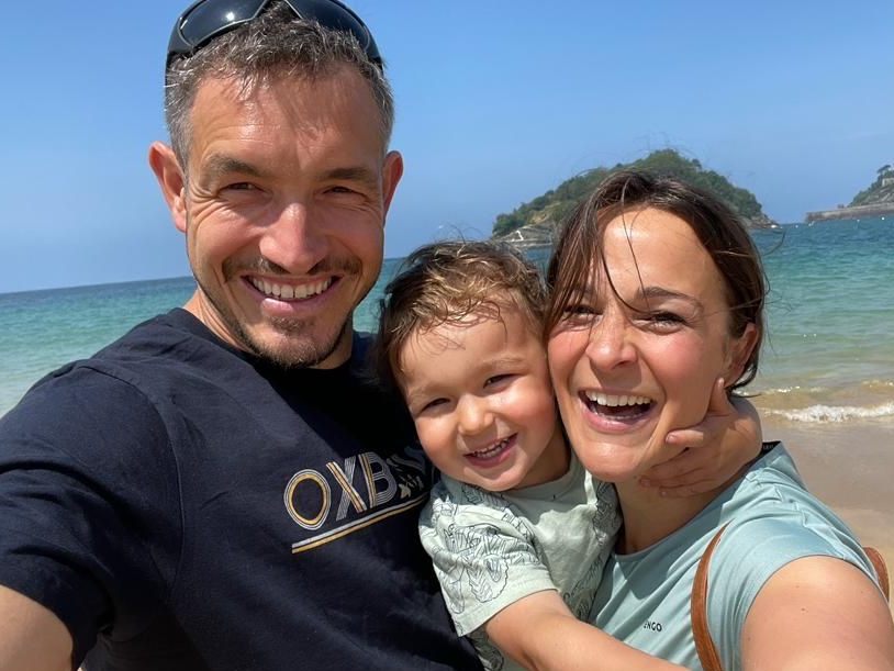 Ein Urlaubsschnappschuss aus Spanien: Manuel Wucher mit seiner Lebensgefährtin Christina und seinem Sohn Julius in San Sebastián.