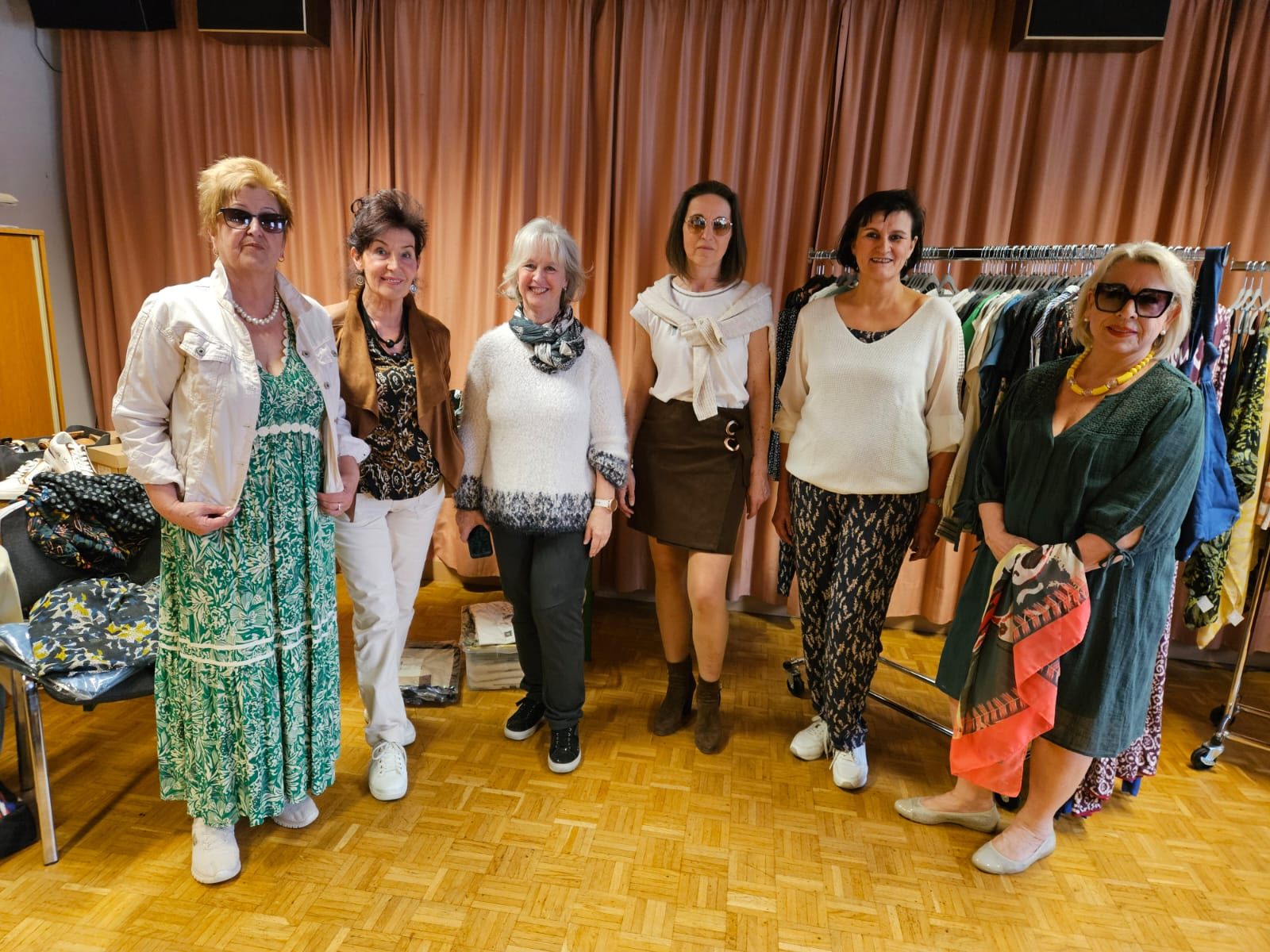 Herma Mussak (dritte von links) mit Ihren Models Herma Mussak (dritte von links) mit Ihren Models