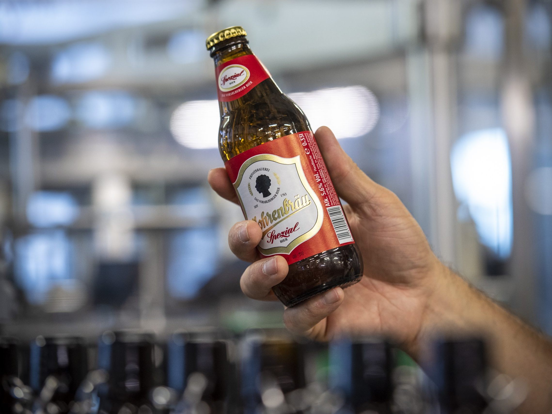 Die Dornbirner Mohrenbrauerei hat als Entwicklungspartner des Schweizer Verpackungsunternehmens Vetropack die weltweit erste Mehrweg-Flasche aus thermisch gehärtetem Leichtglas am Markt eingeführt. Die Dornbirner Mohrenbrauerei hat als Entwicklungspartner des Schweizer Verpackungsunternehmens Vetropack die weltweit erste Mehrweg-Flasche aus thermisch gehärtetem Leichtglas am Markt eingeführt.