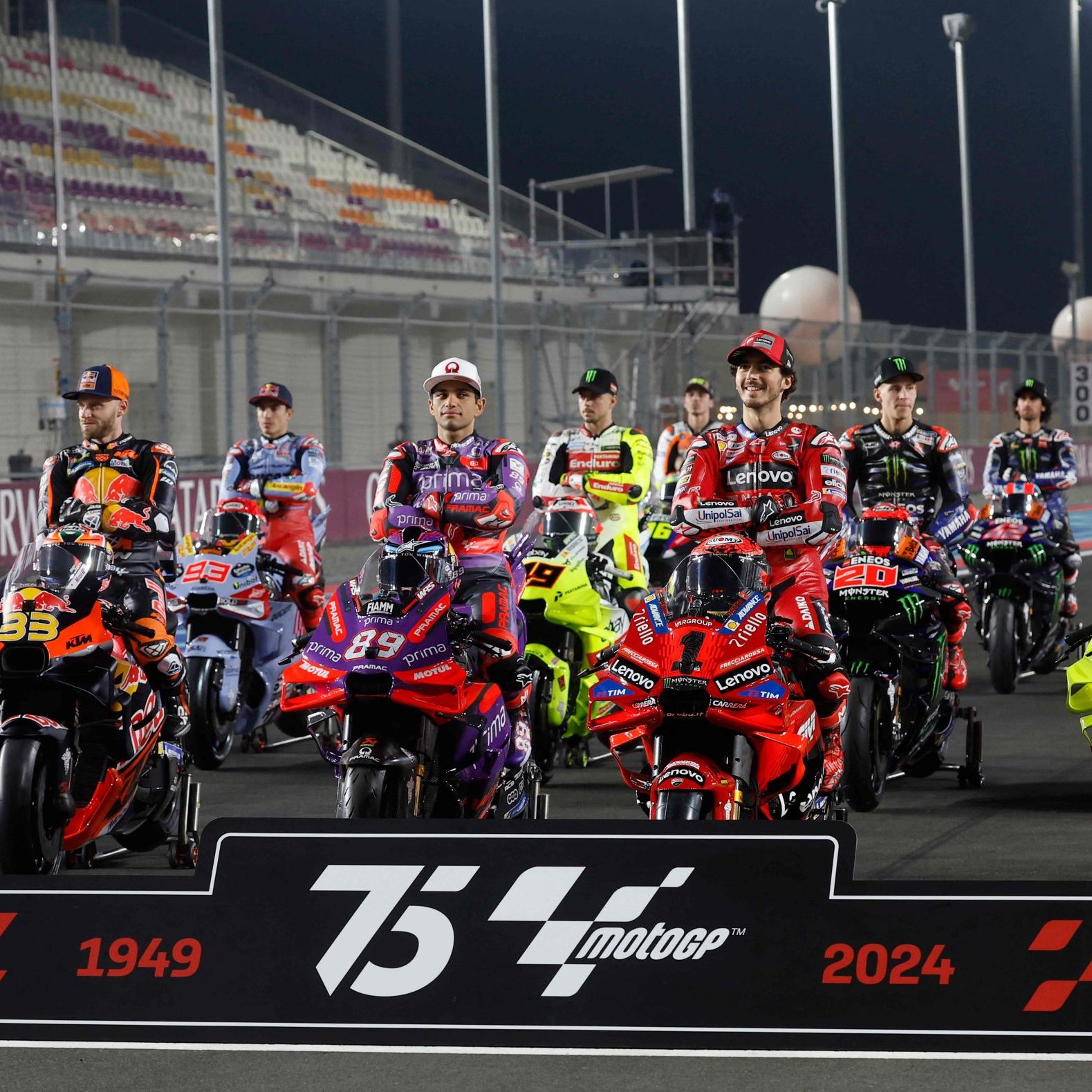Die MotoGP-Piloten der Saison 2024 beim Gruppenbild vor dem Saisaonstart.