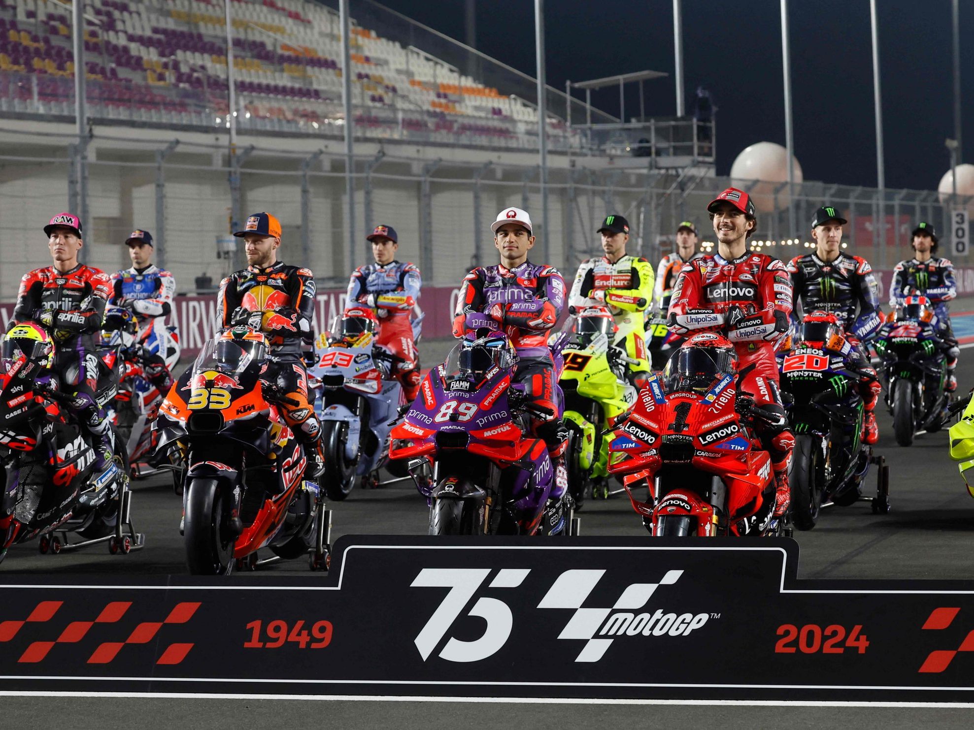 Die MotoGP-Piloten der Saison 2024 beim Gruppenbild vor dem Saisaonstart.