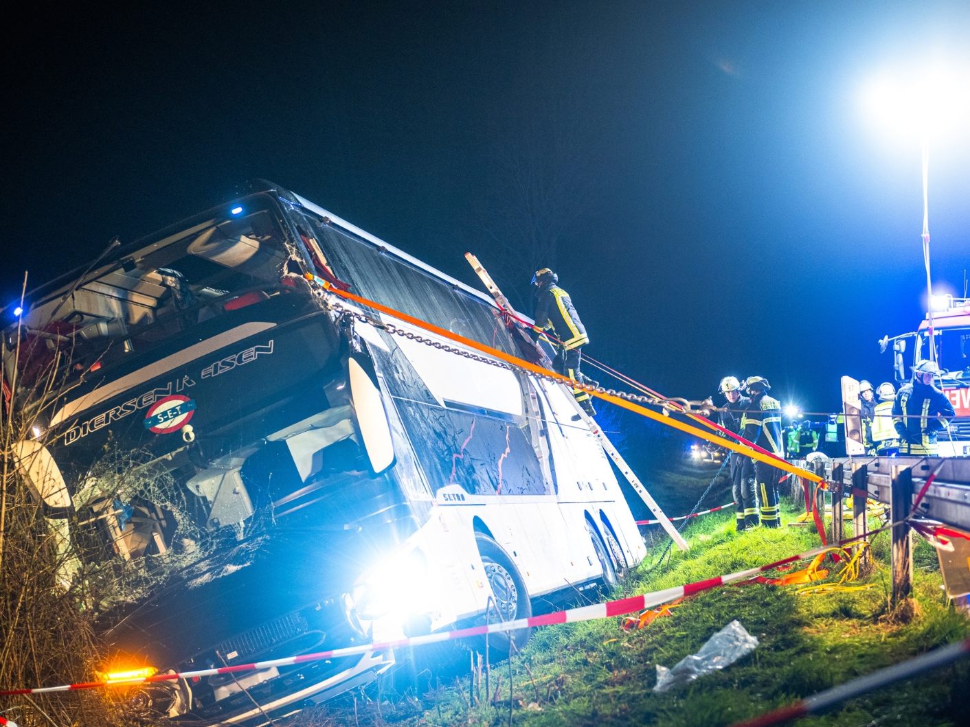Unfall eines Reisebusses auf der A44