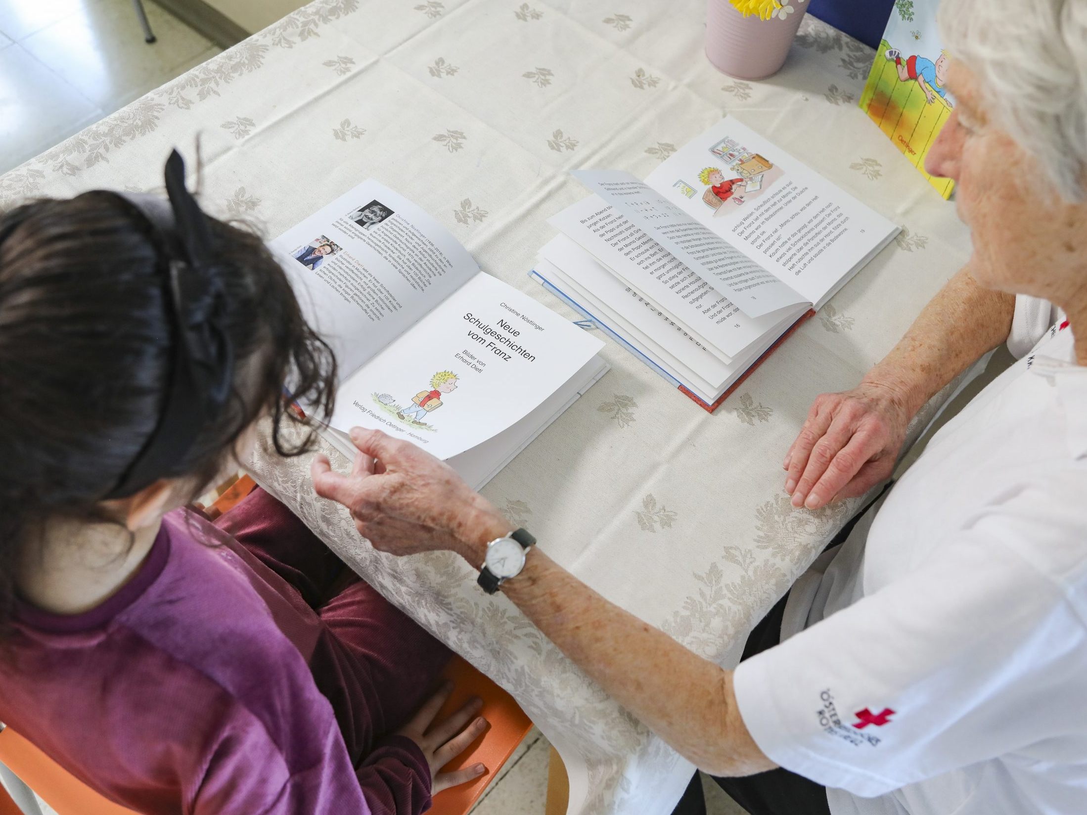 Lesepatin Maria Eisenreich hilft Schülern beim Lesenlernen. Lesepatin Maria Eisenreich hilft Schülern beim Lesenlernen.